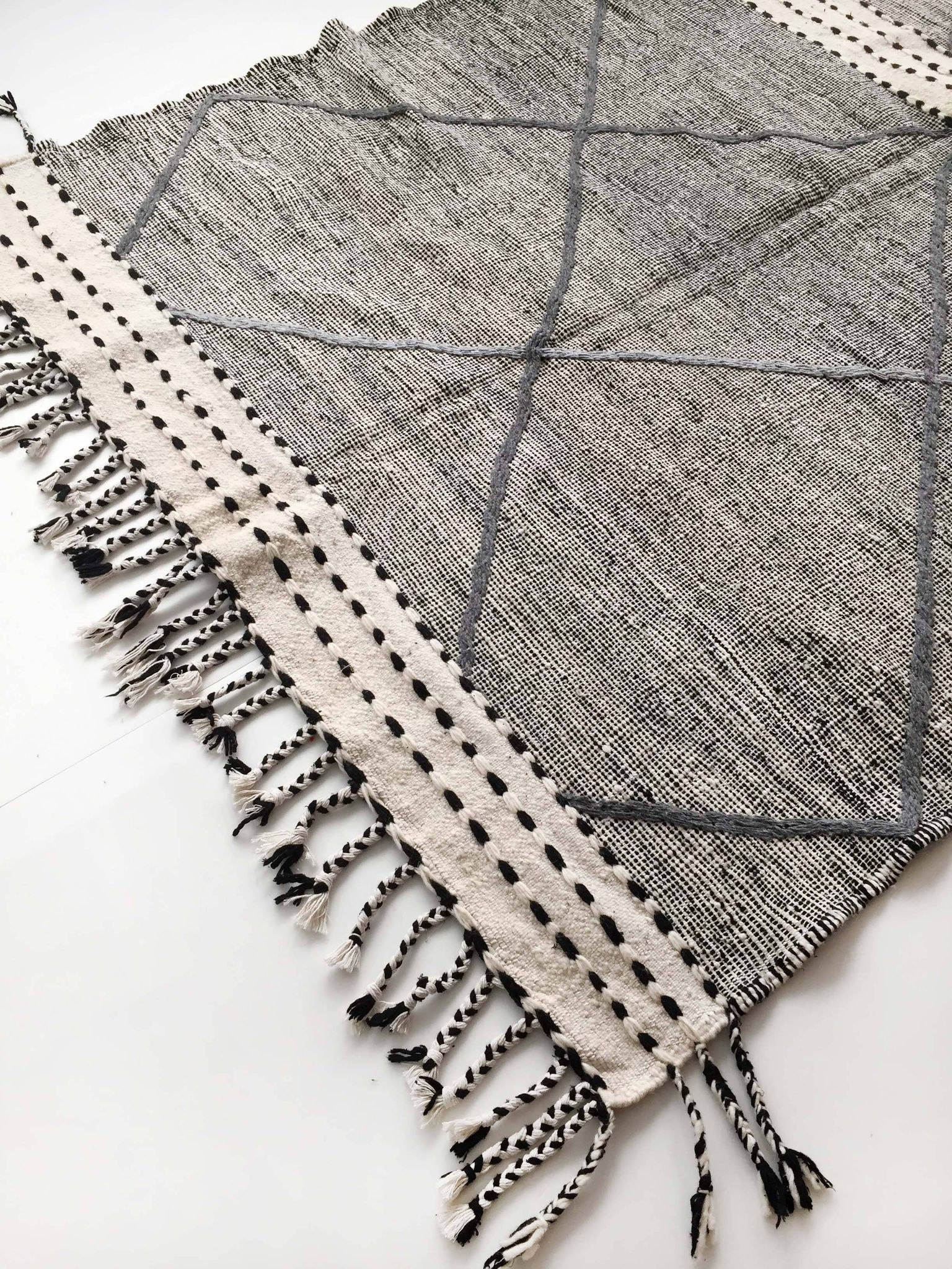 Moroccan Berber kilim Zanafi black and white 3.10x1.80m