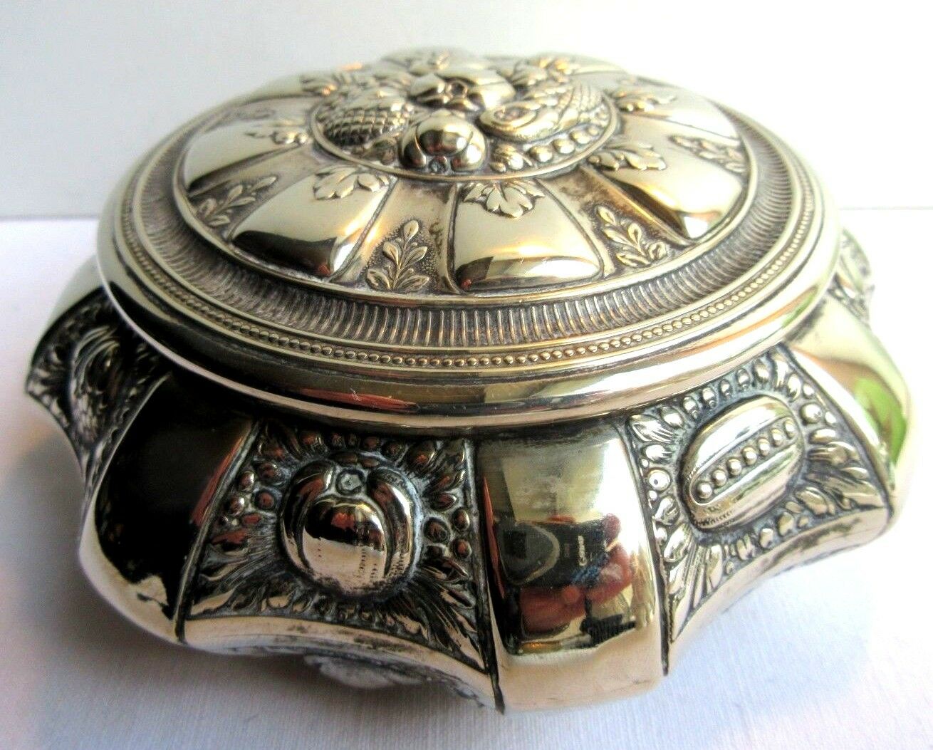 Bonbonnière Art Nouveau, métal argenté repoussé, Acanthes et fruits divers