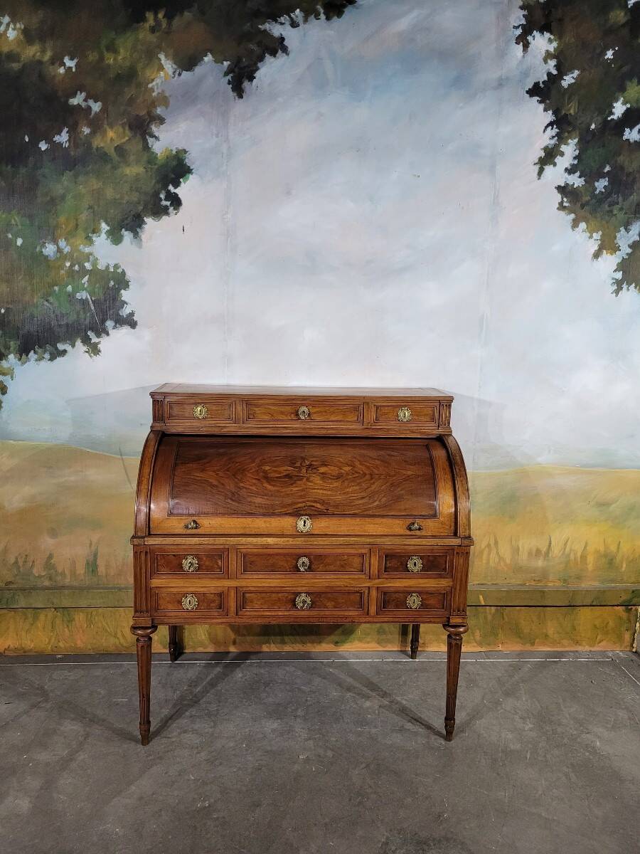 Bureau à cylindre époque Louis XVI en noyer
