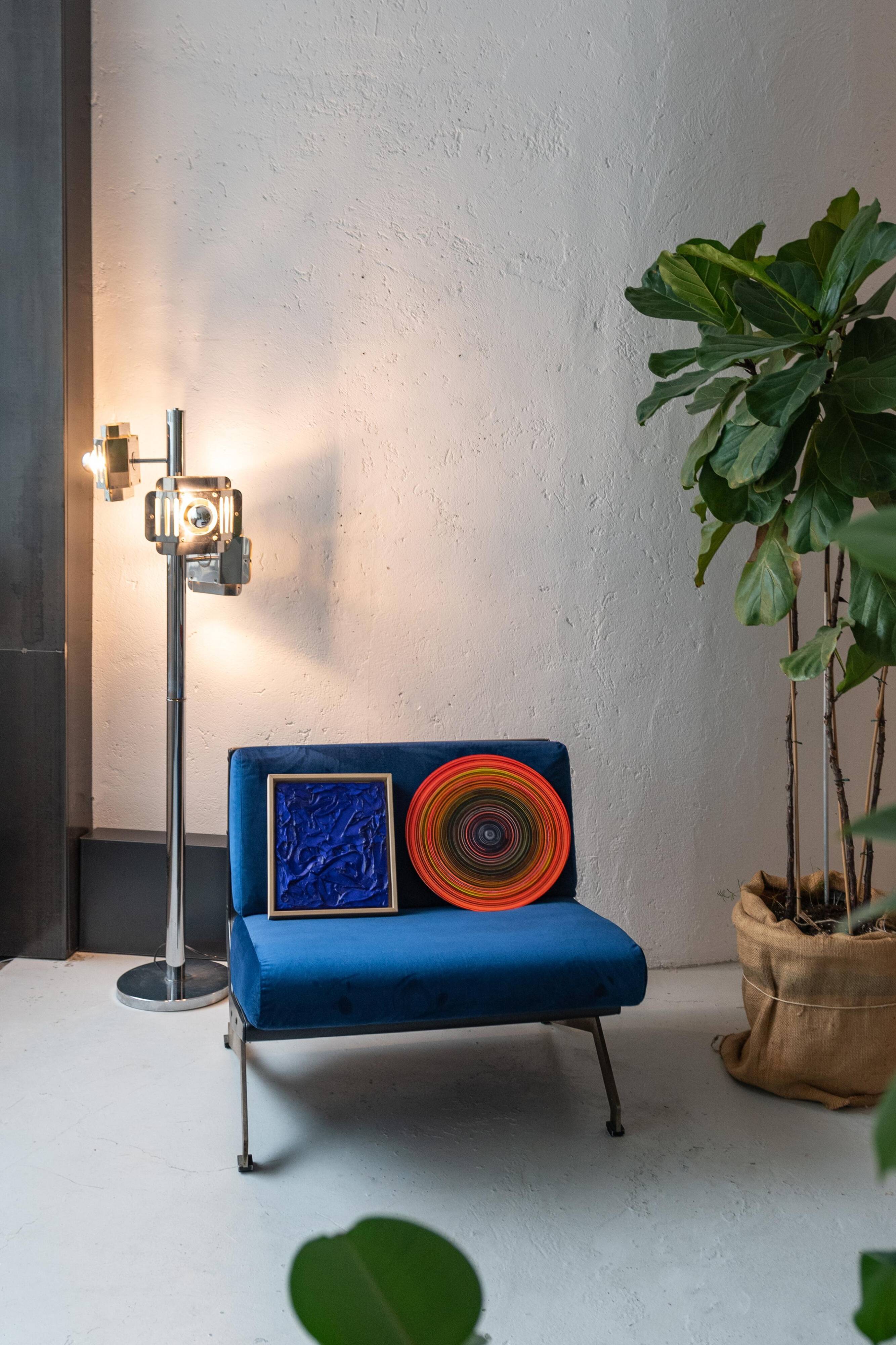 Lampadaire  en métal chromé, avec des abat-jours élaborés.