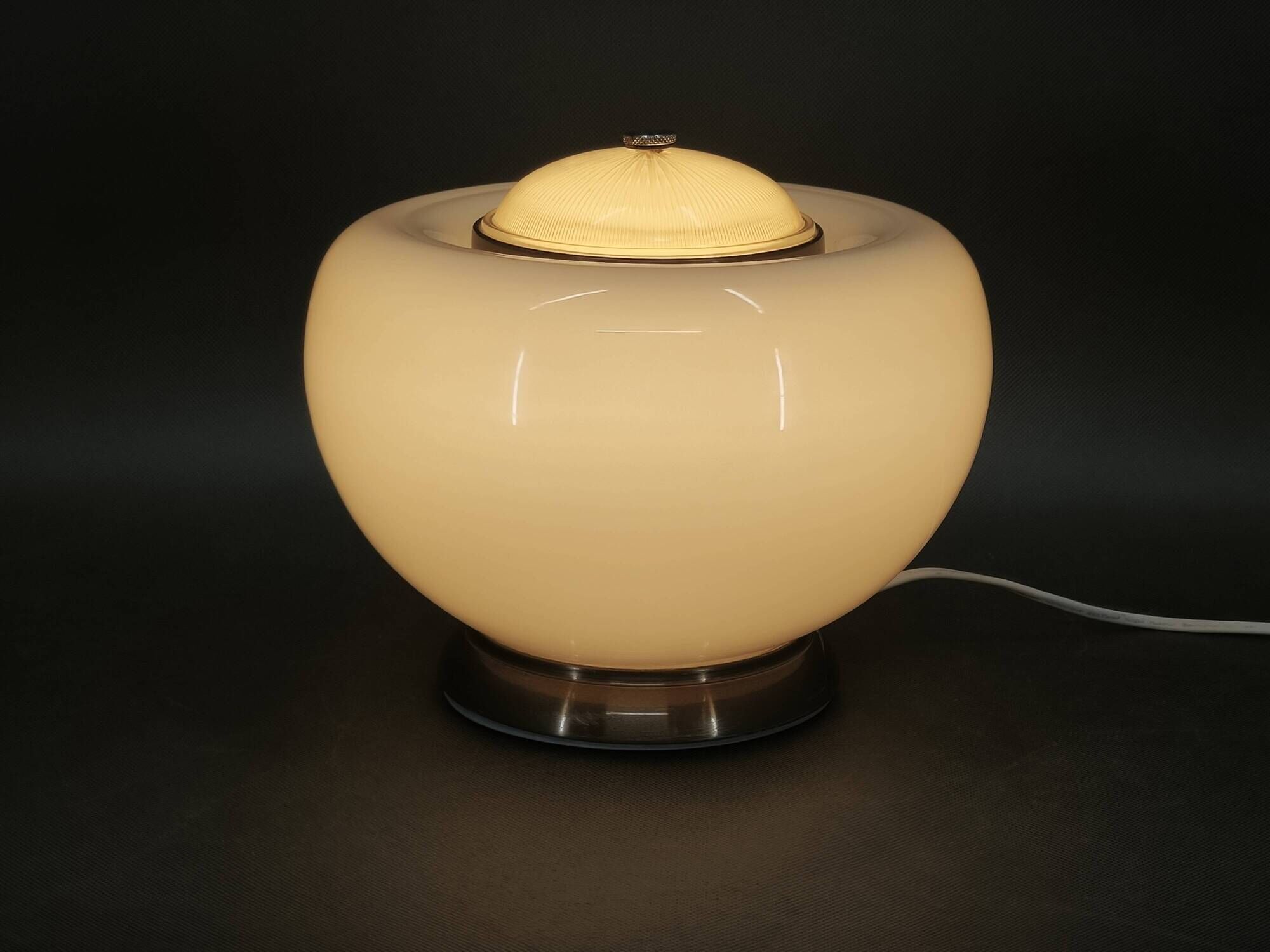 Lampe de table en verre blanc de l'ère spatiale italienne des années 1970