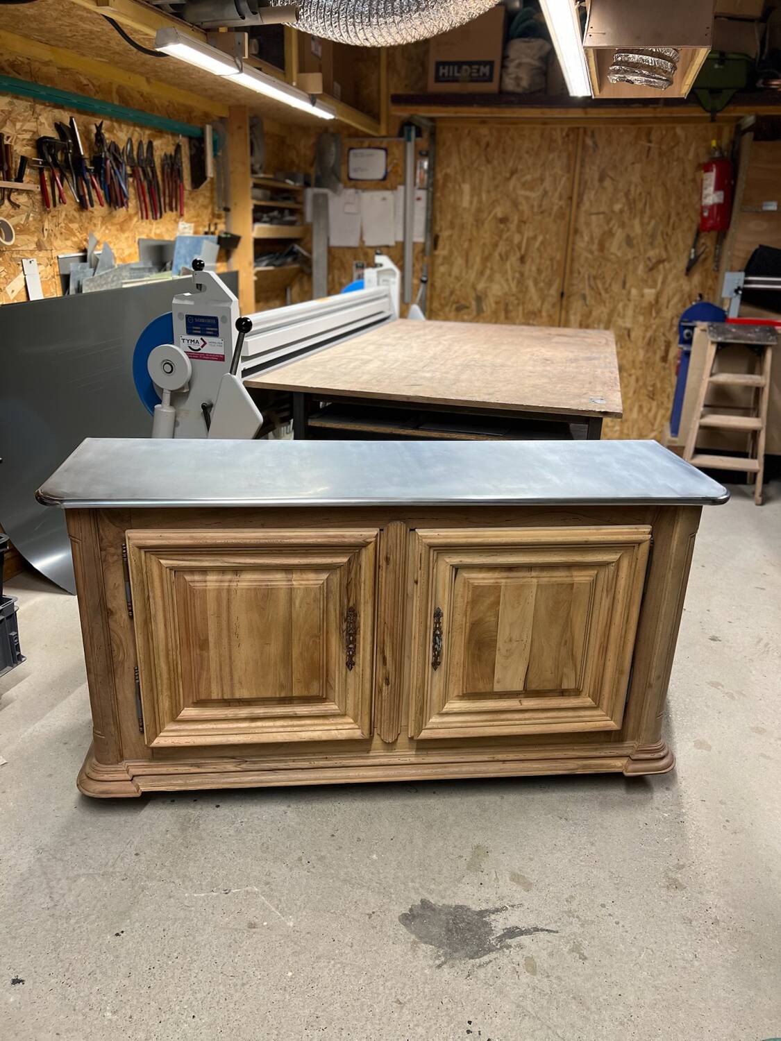 Buffet en noyer massif type bar