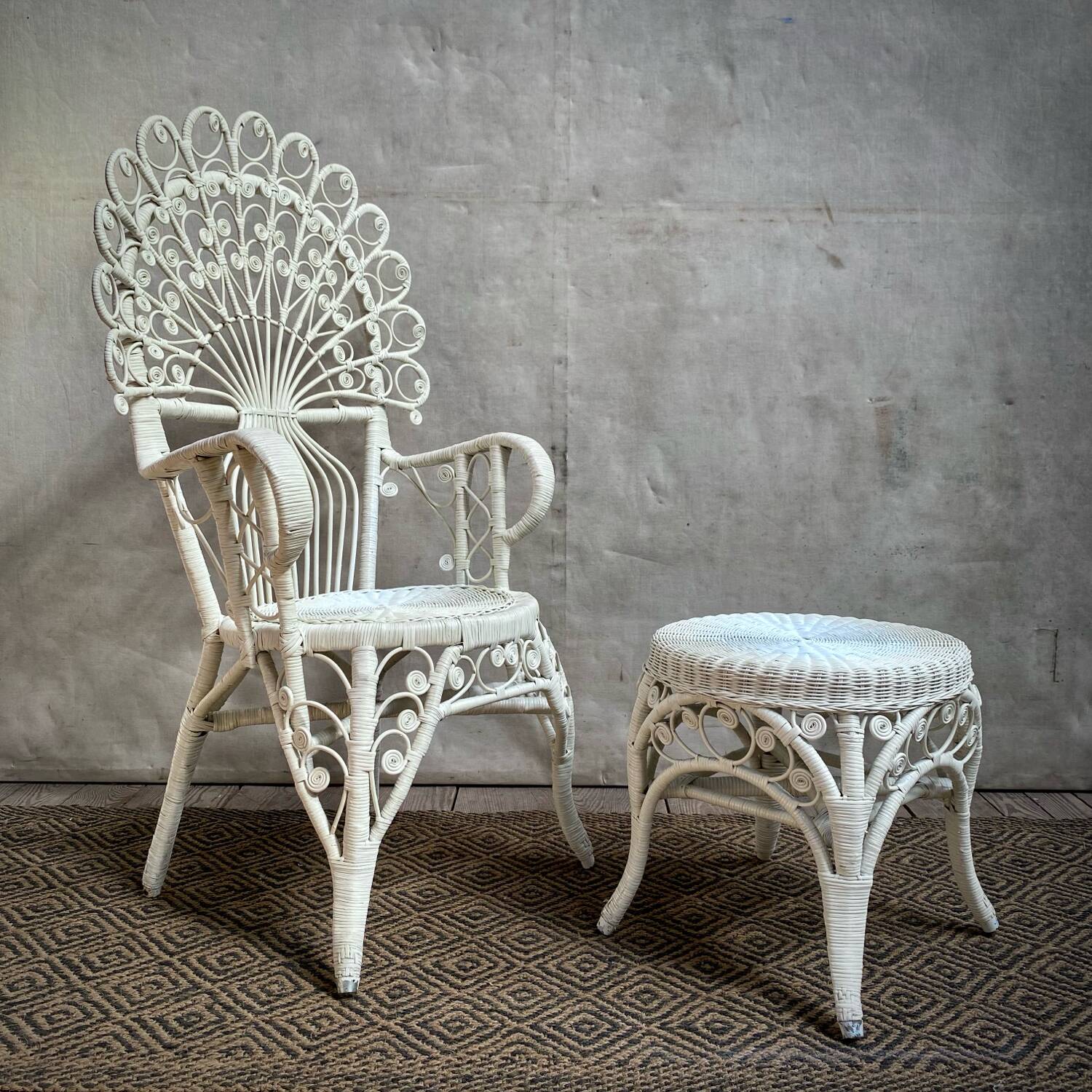 Armchair + footrest Emmanuelle