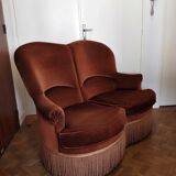 Red/orange toad-brown sofa reflection