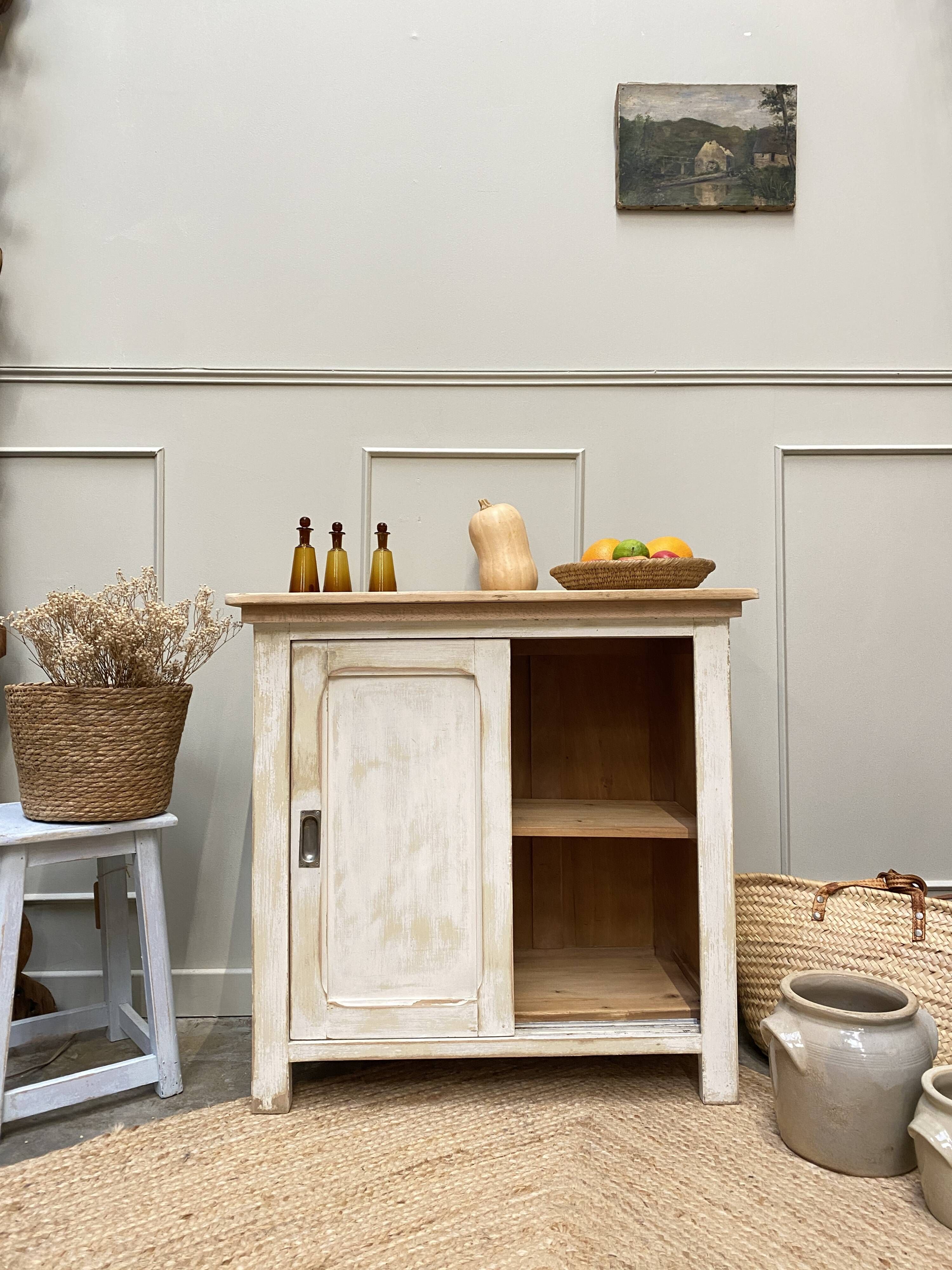 Petit buffet bas, portes coulissantes