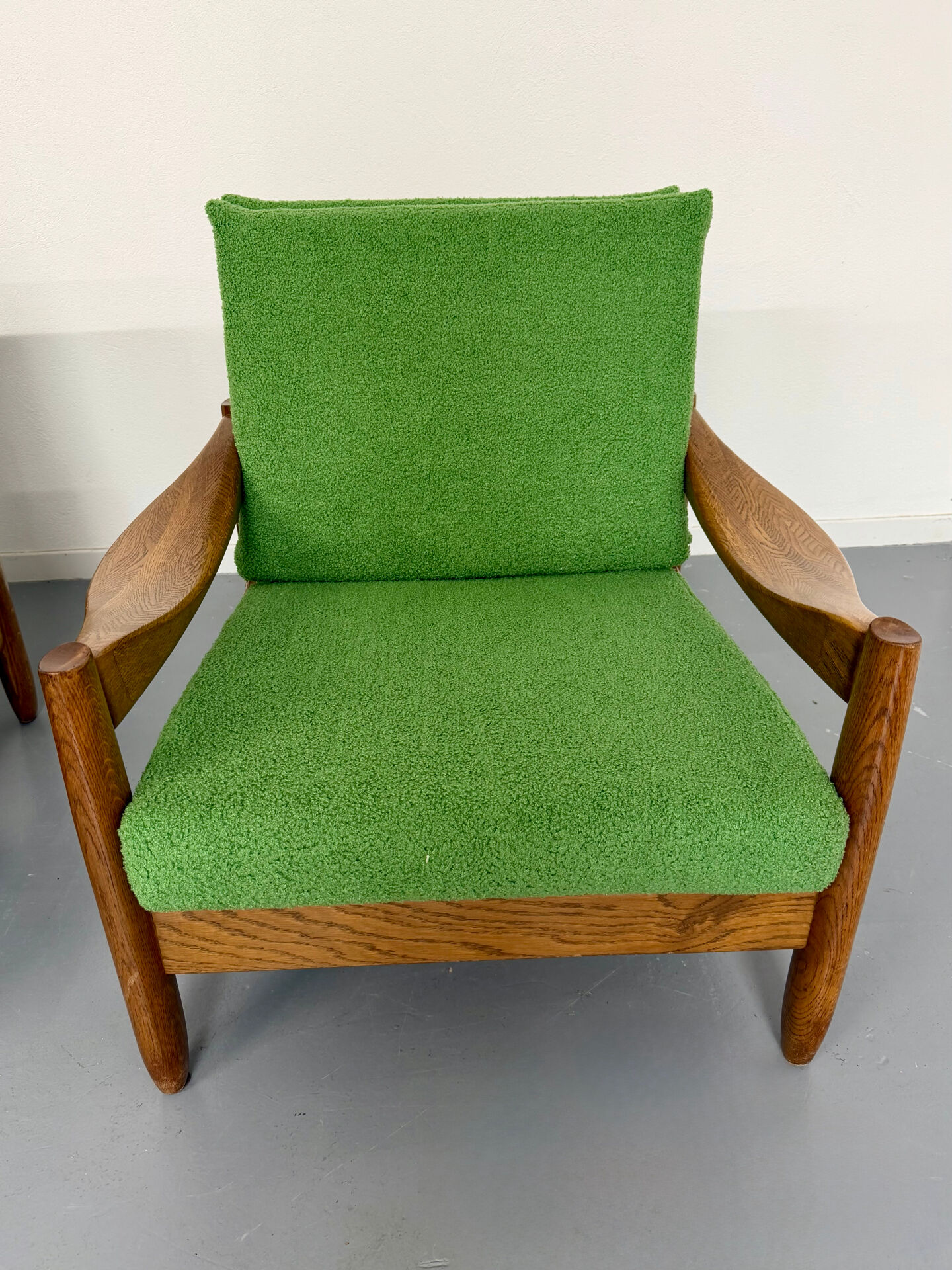 Lot of 2 vintage armchairs in solid oak with boucle fabric, Scandinavian design from the 70s.