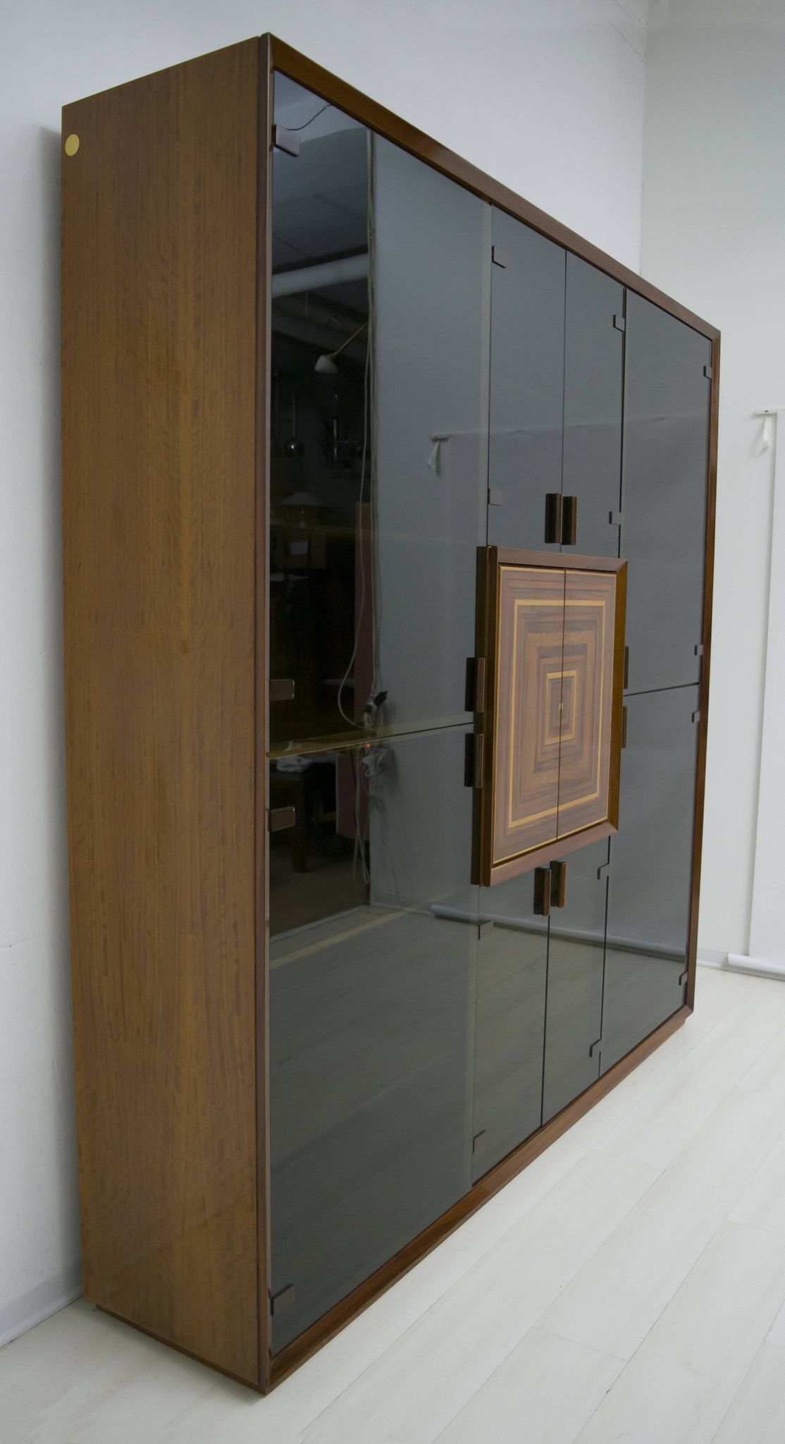 Rare meuble de bar italien marqueté "Paganini", signé Luciano Frigerio, années 1975