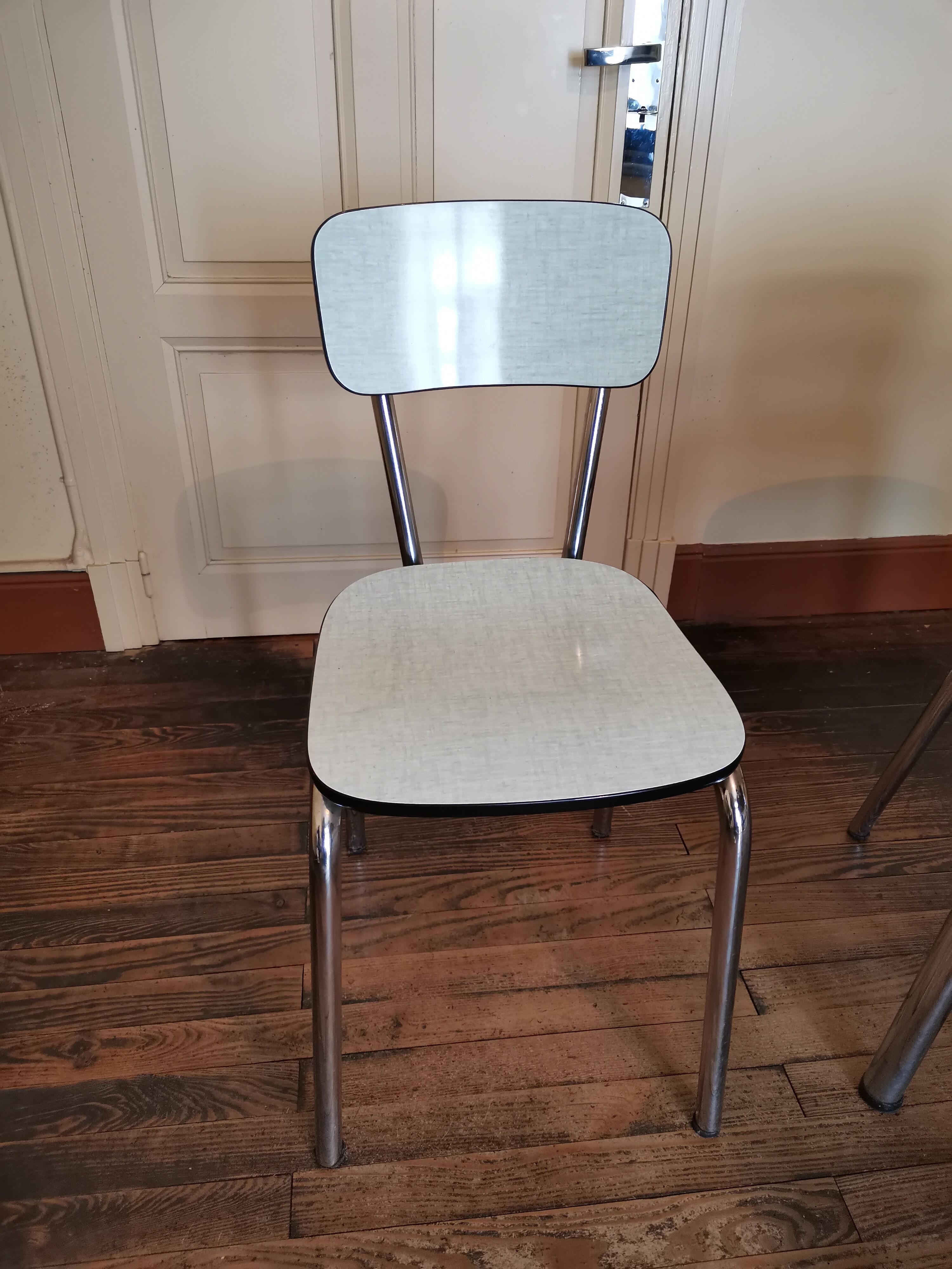Table and 6 chairs in formica