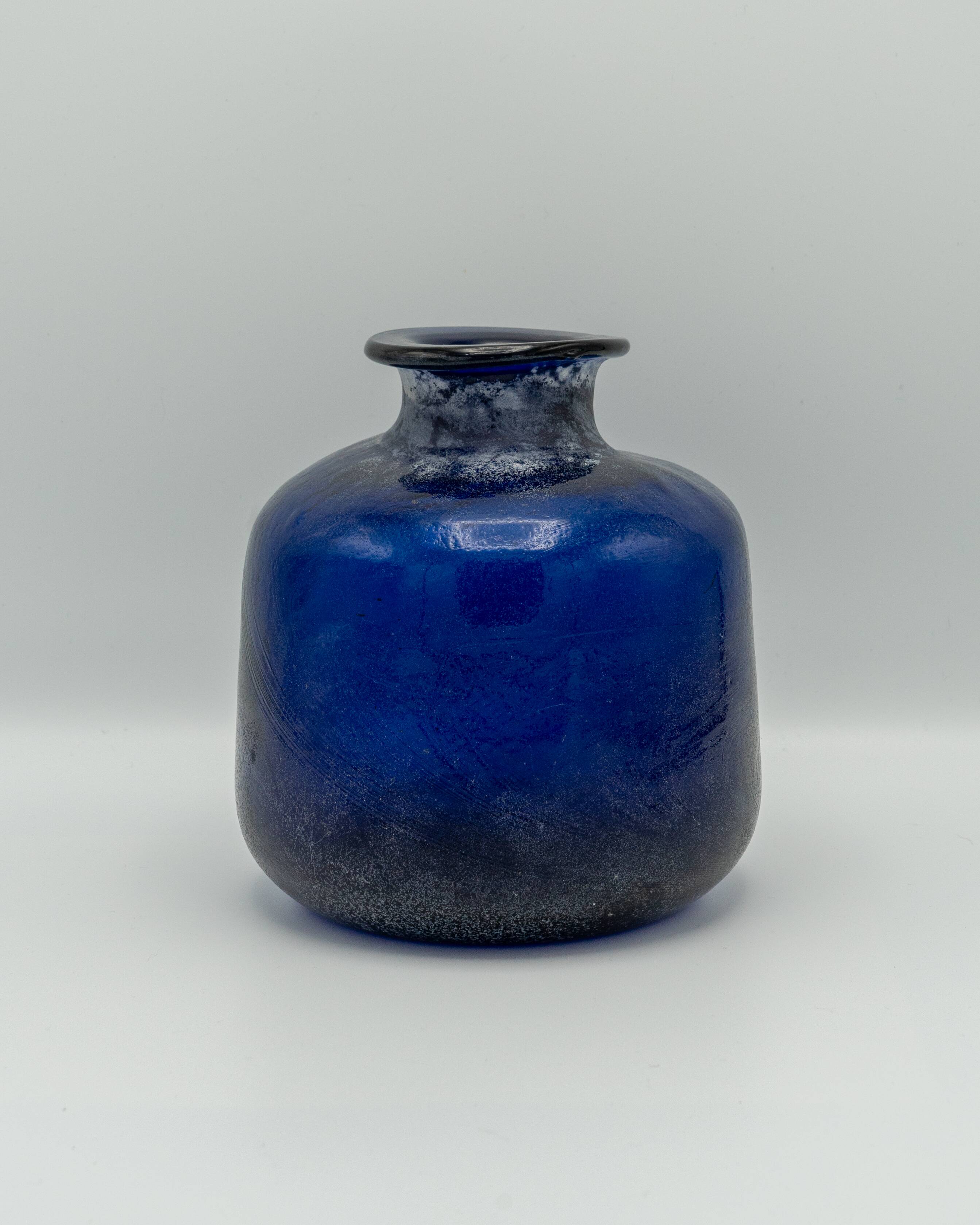 Vase en verre Scavo Murano Seguso bleu cobalt, soufflé à la main, années 1980, finition brutaliste.