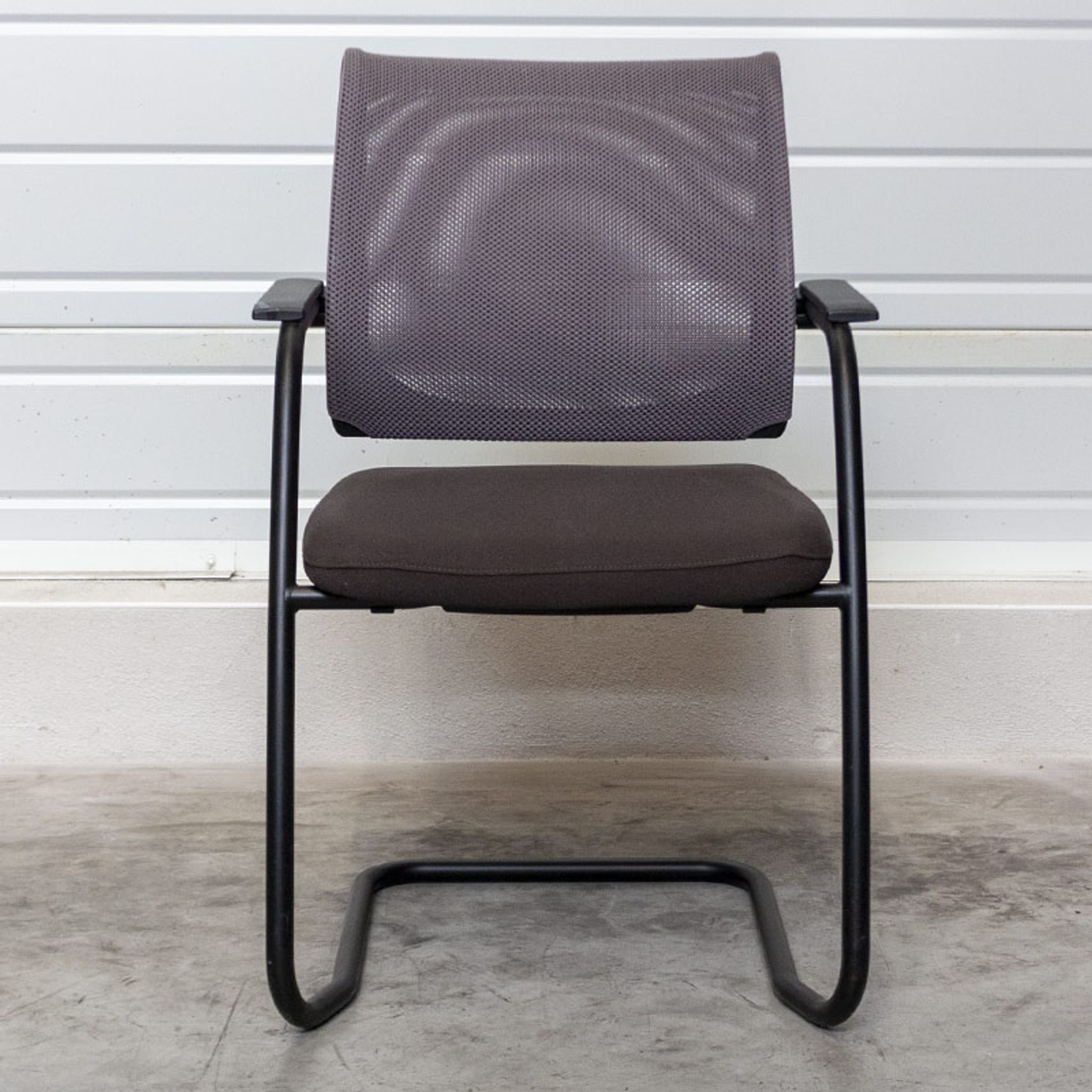 Chaise Sedus en tissu taupe et résille grise