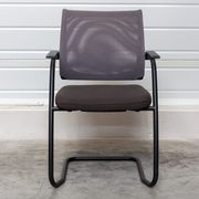 Chaise Sedus en tissu taupe et résille grise