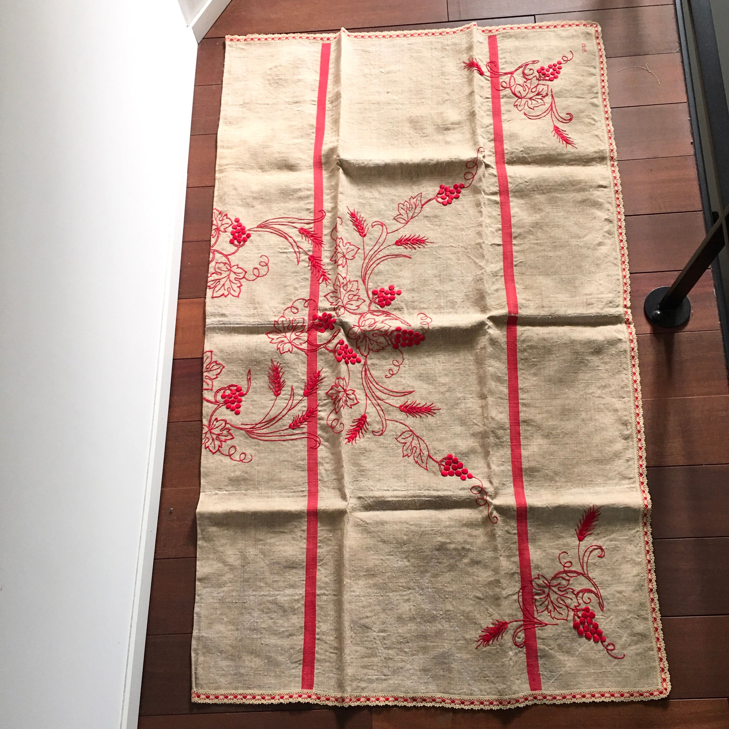 Nappe brodée tissu ancien 131 x 156 cm