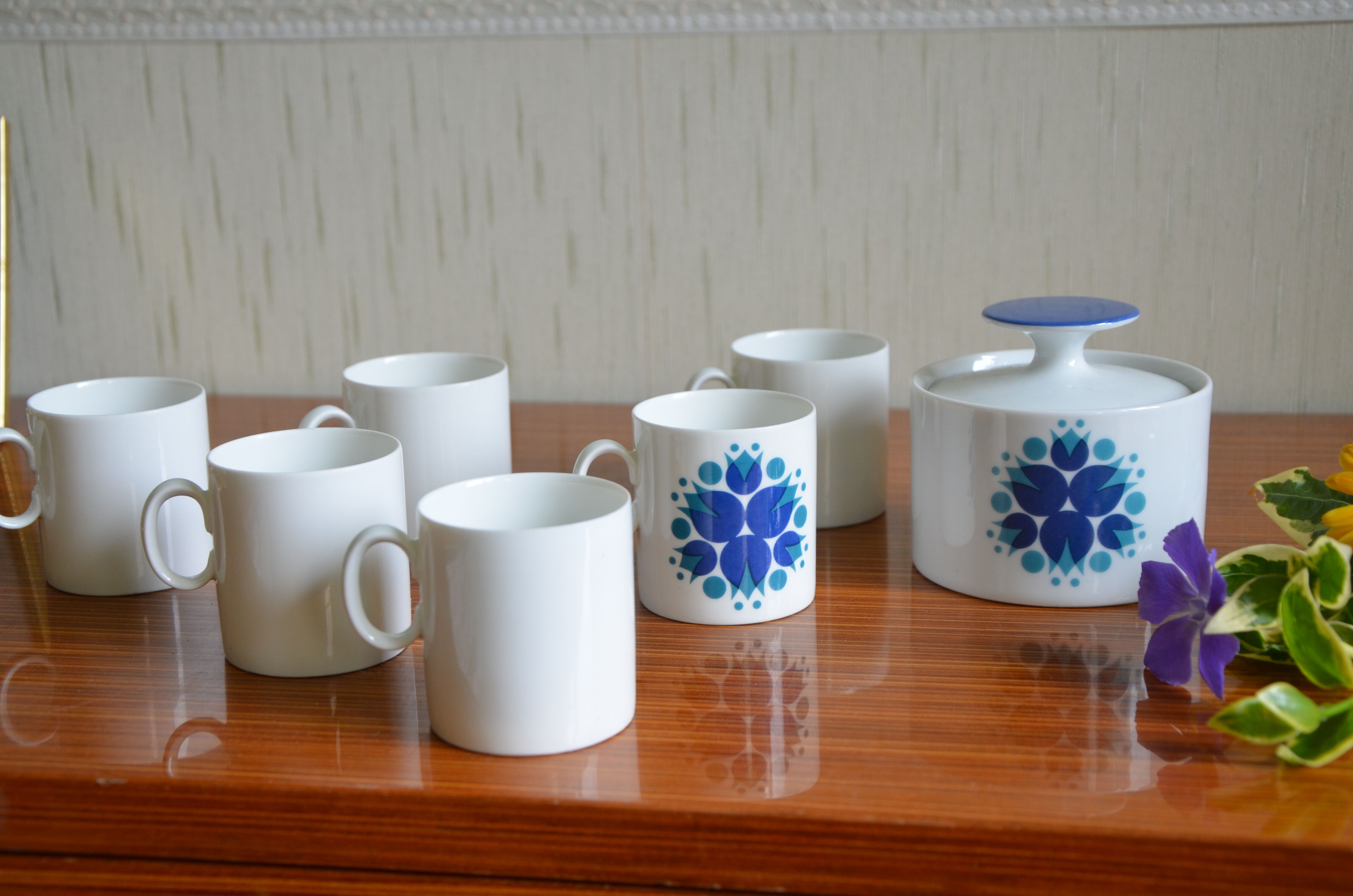 Cups and sugar from Thomas, Germany