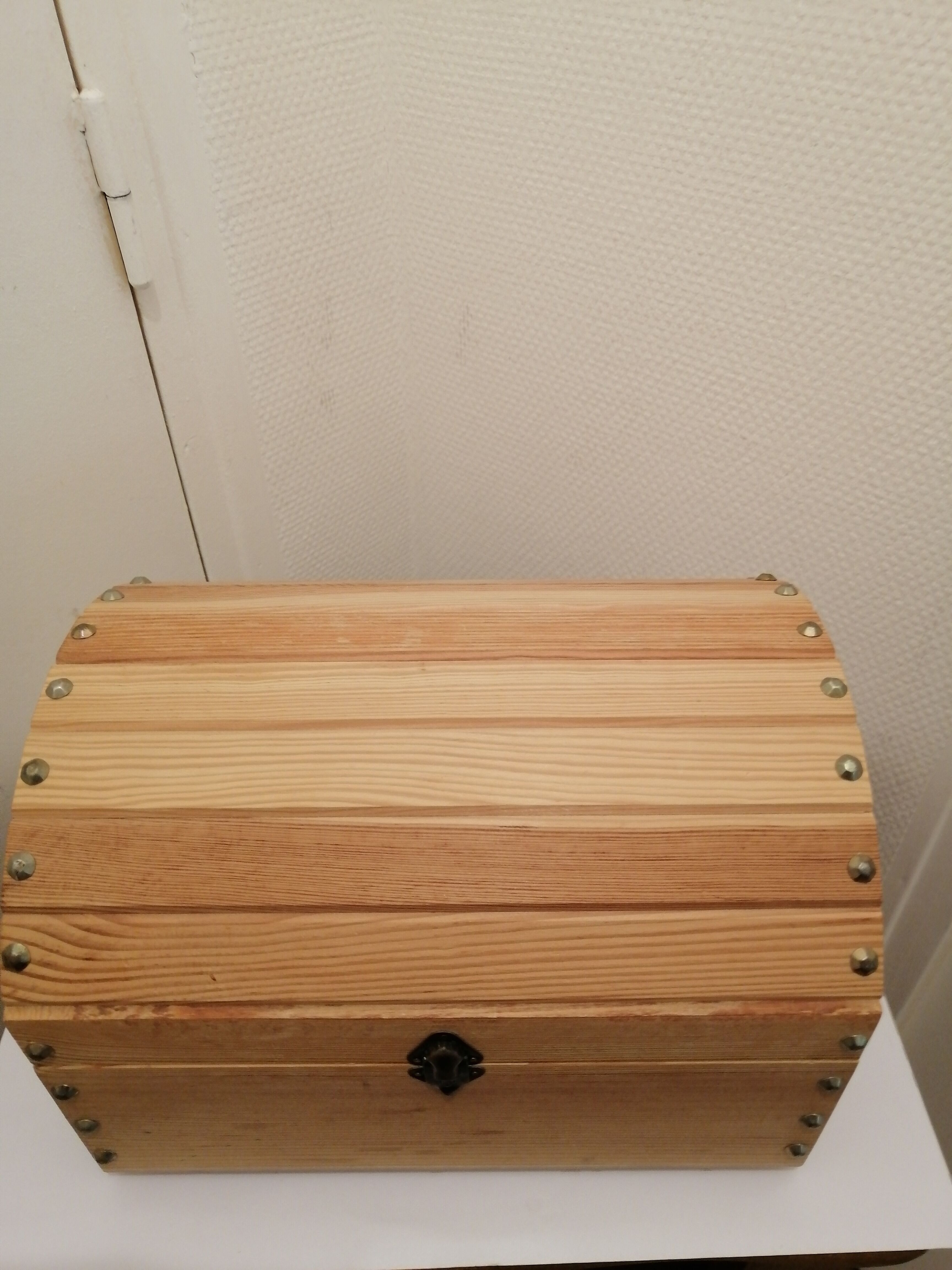 Coffre a trésor en bois dessus bombe