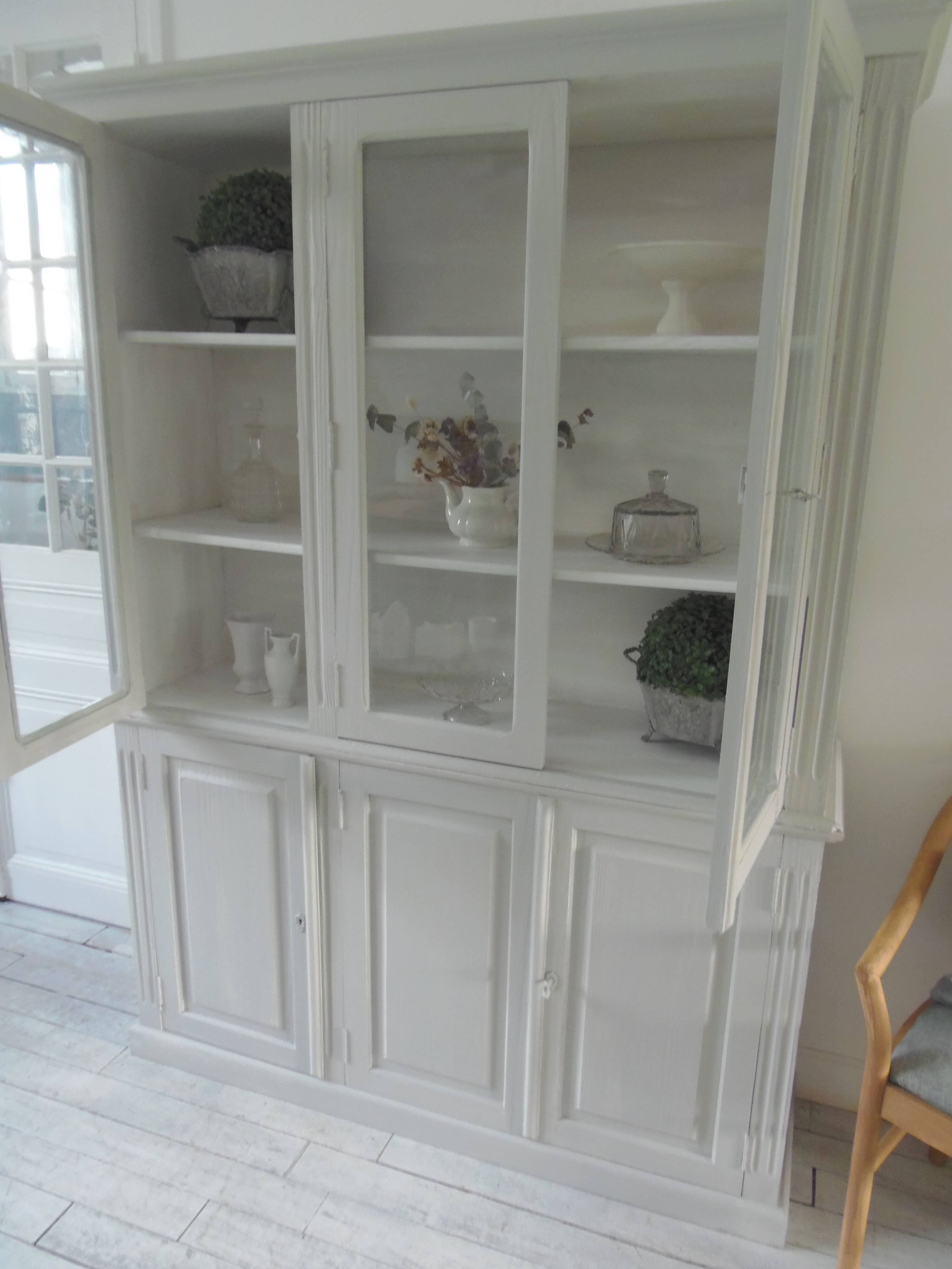 Display case 2 bodies patinated pearl gray waxed finish.