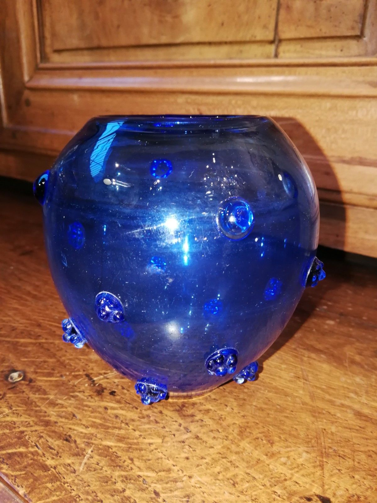 Blue glass vase to button in application