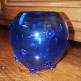 Vase verrerie bleu à bouton en application