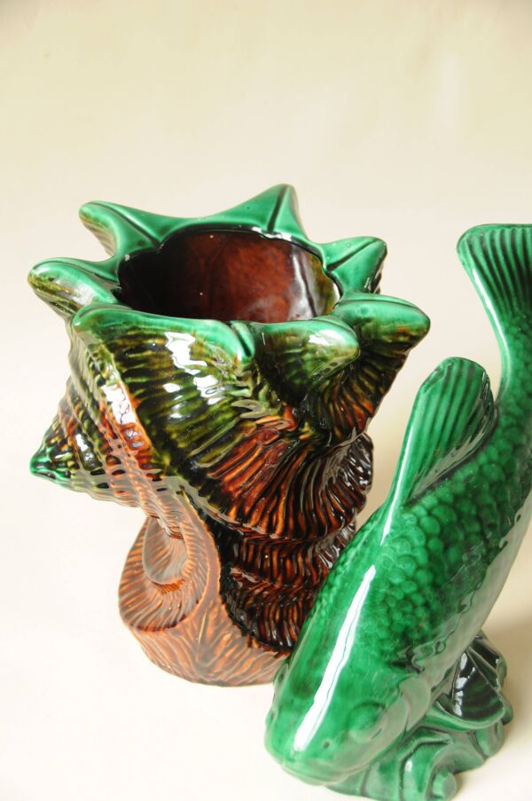 Vase coquillage en barbotine vert et marron, années 70