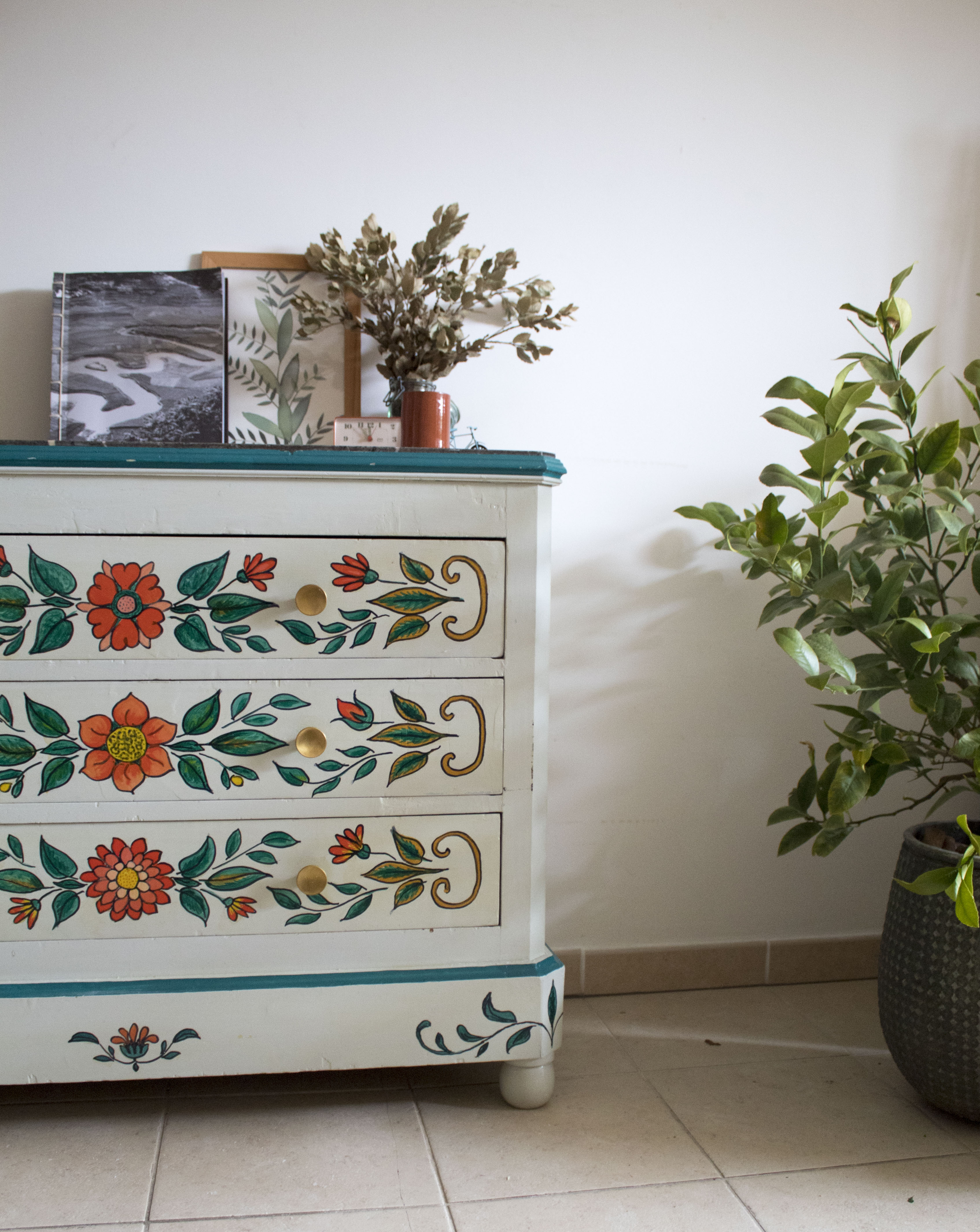 Solid wood chest of drawers