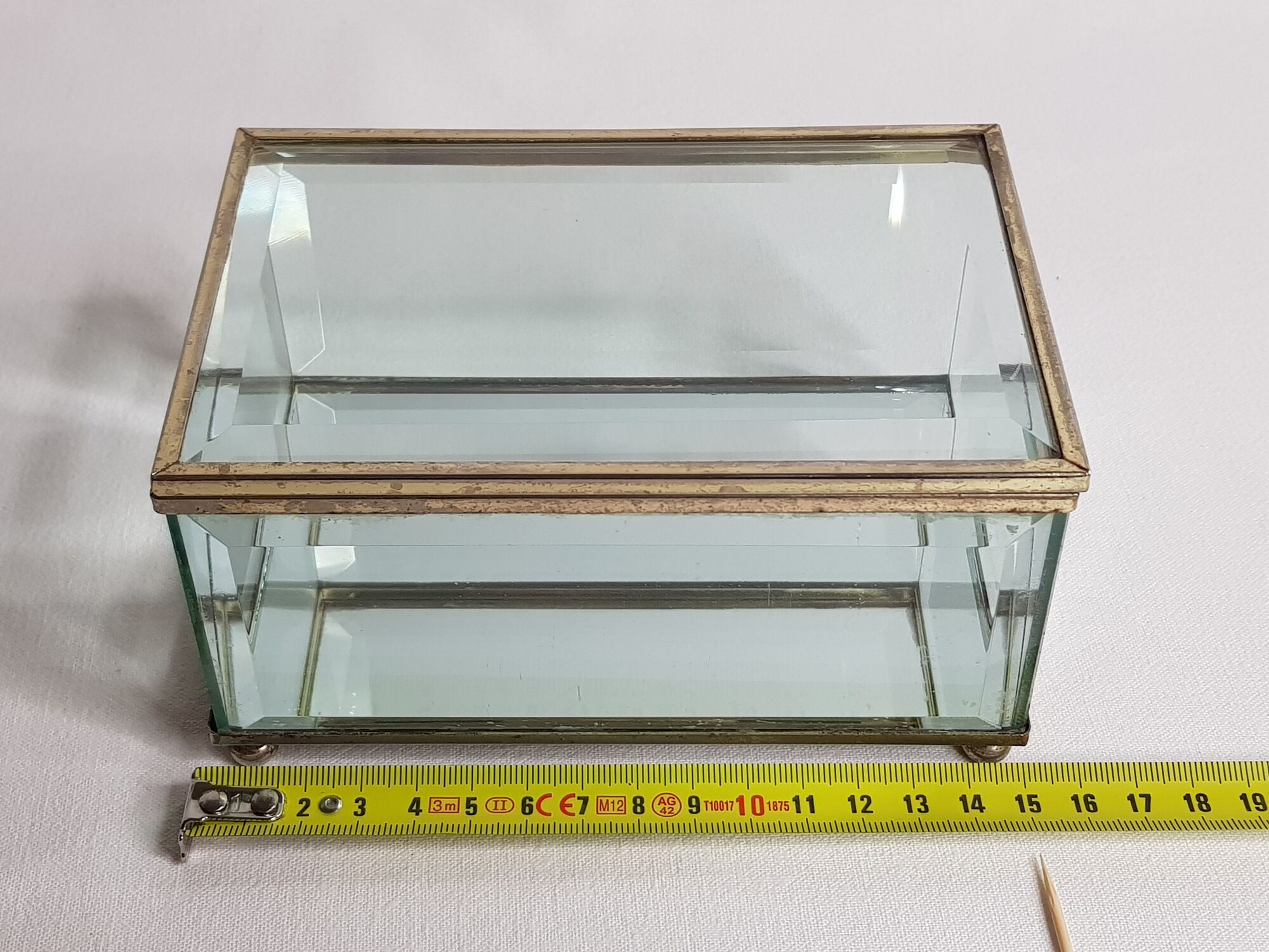 Jewelry box in bevelled glass and gold metal