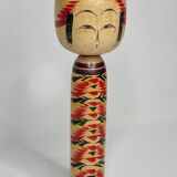 Poupée Kokeshi japonaise datée 1986, signée et numérotée, décor floral multicolore peint à la main,