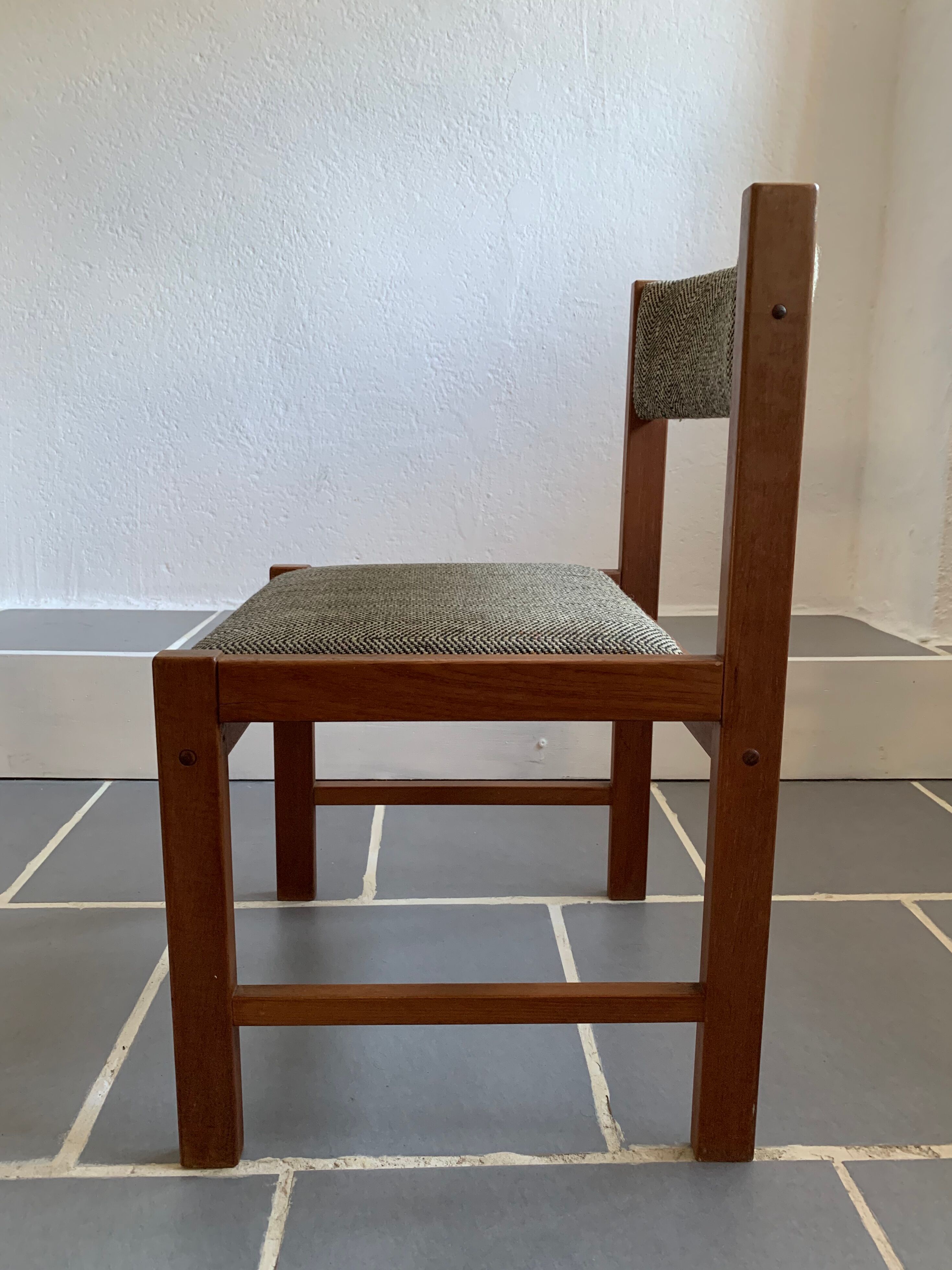 Set 6 chairs and 2 vintage Scandinavian teak and tweed chairs