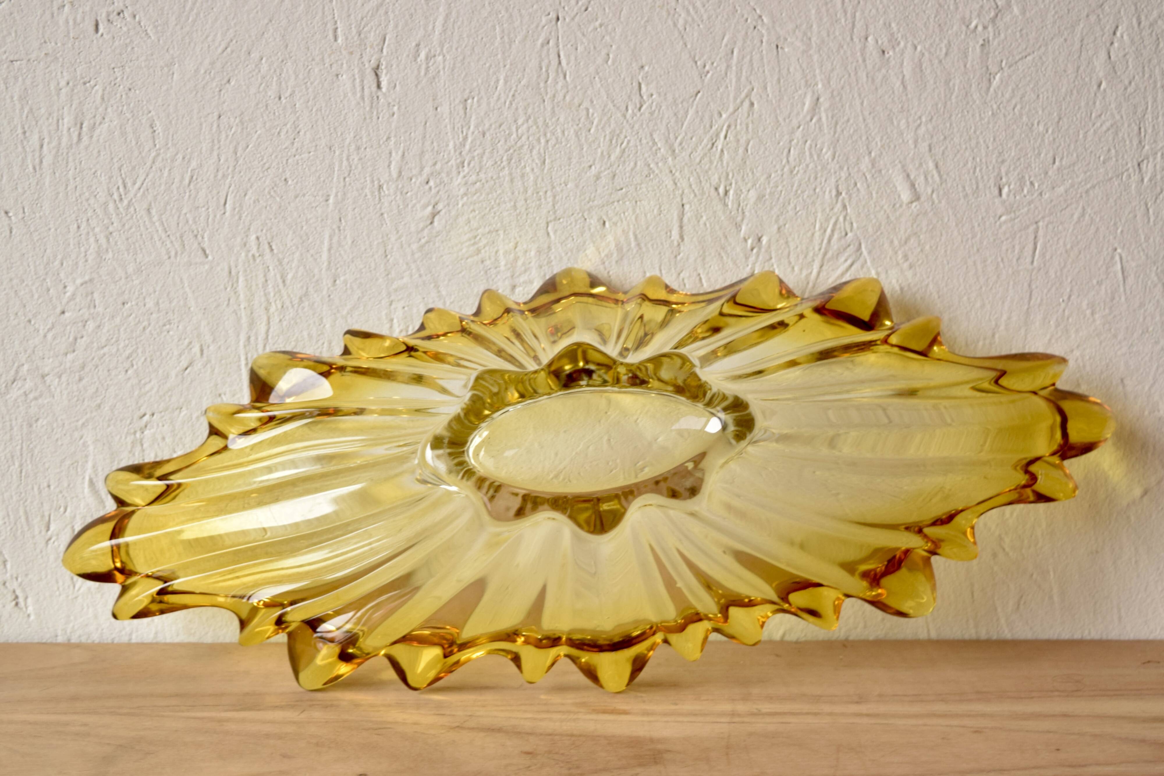 Corbeille vintage en verre moulé et teint en jaune