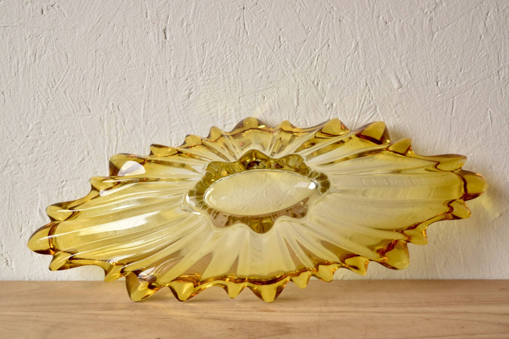 Corbeille vintage en verre moulé et teint en jaune
