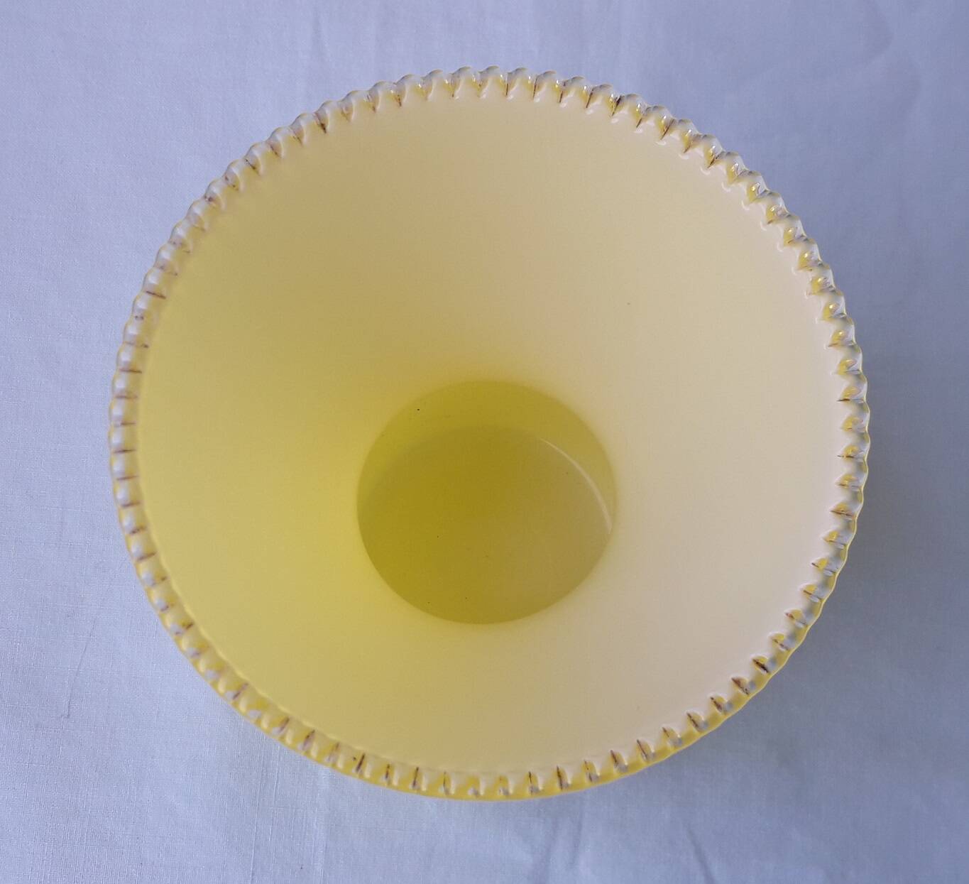 Vase en verre jaune