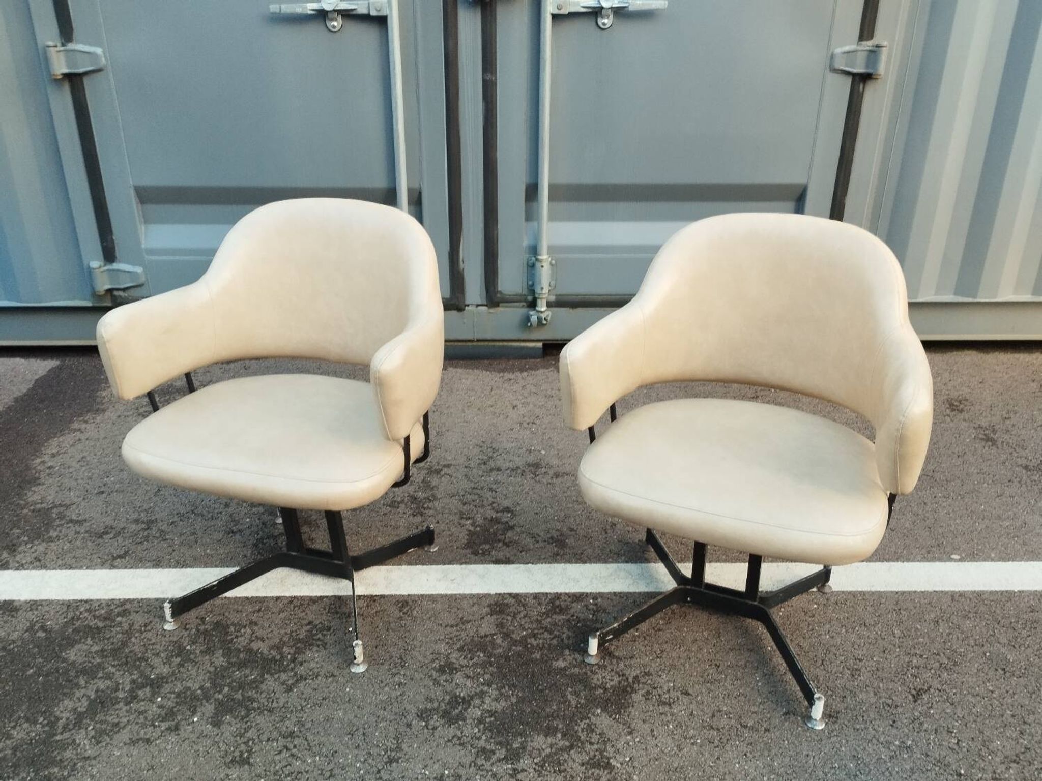 Paire de fauteuils anciens vintage
