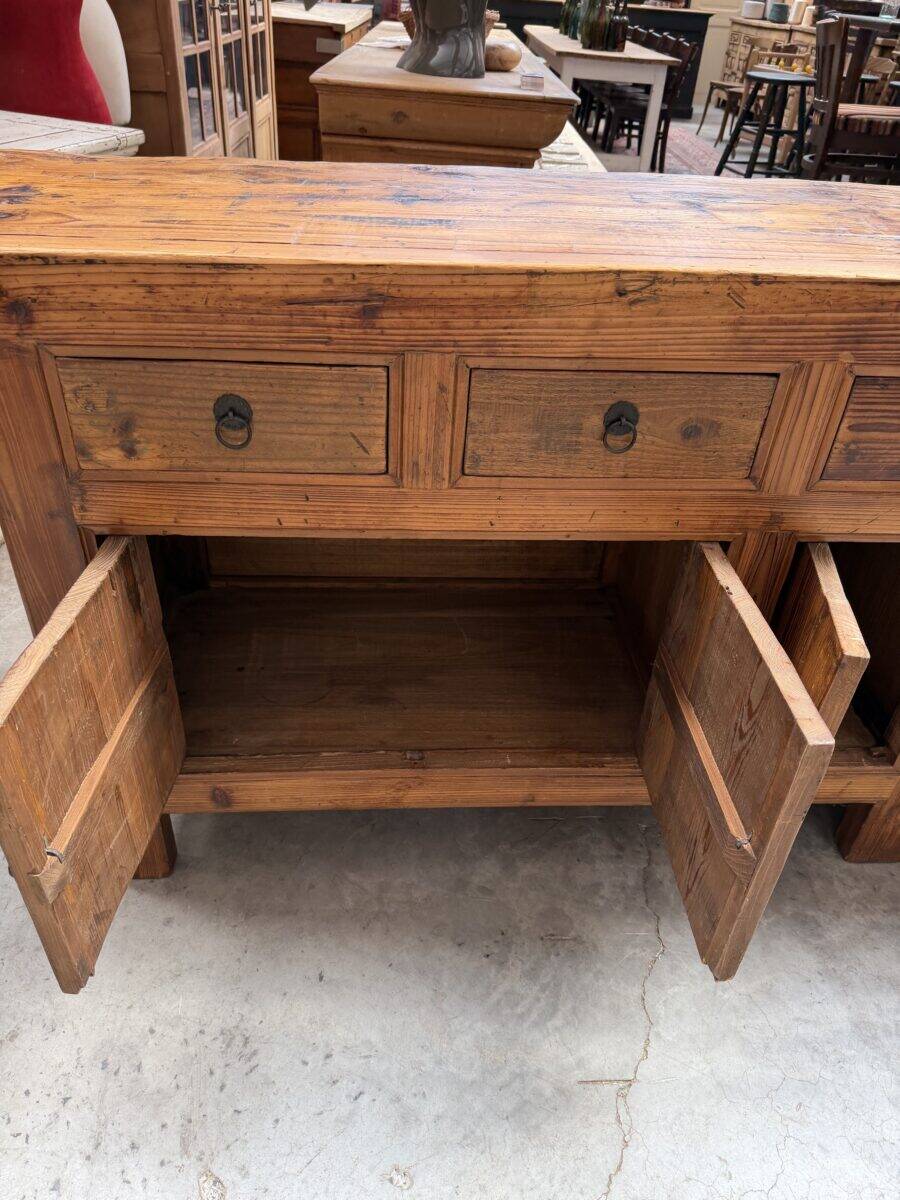 Buffet brutaliste en vieux sapin