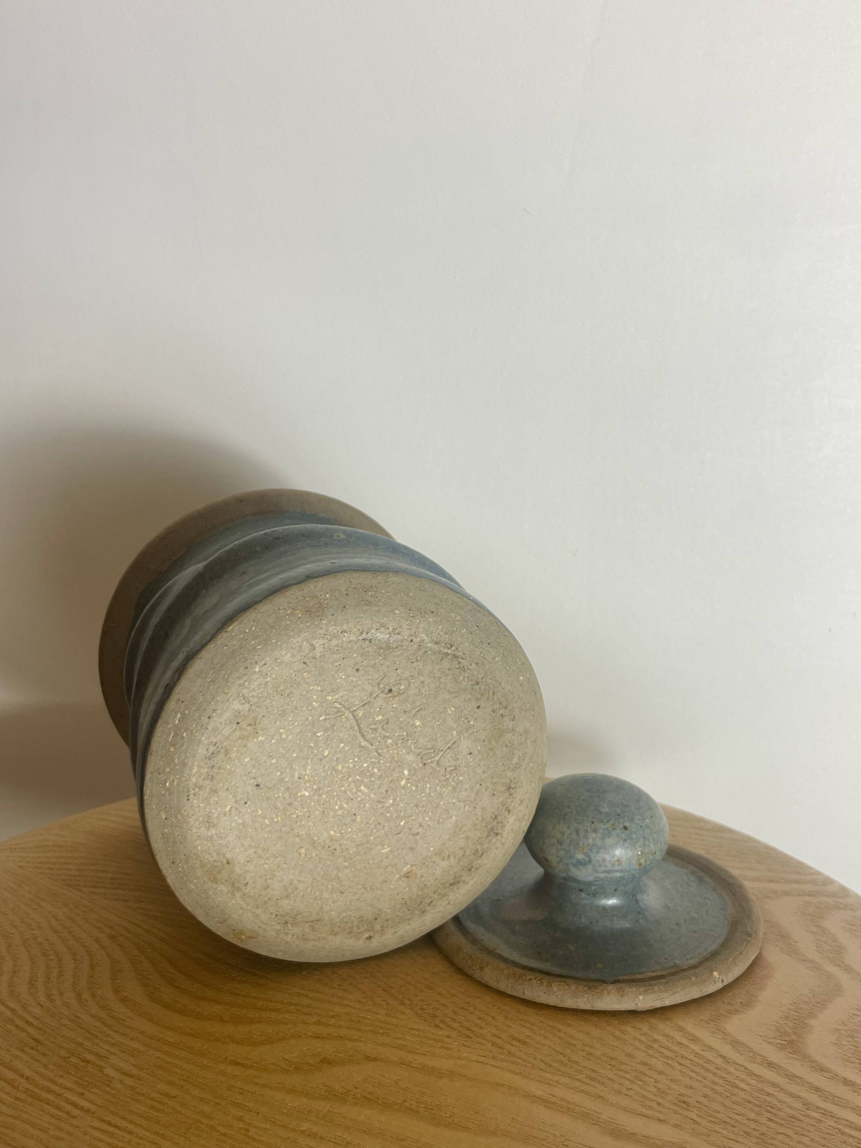 Ceramic pot with movement