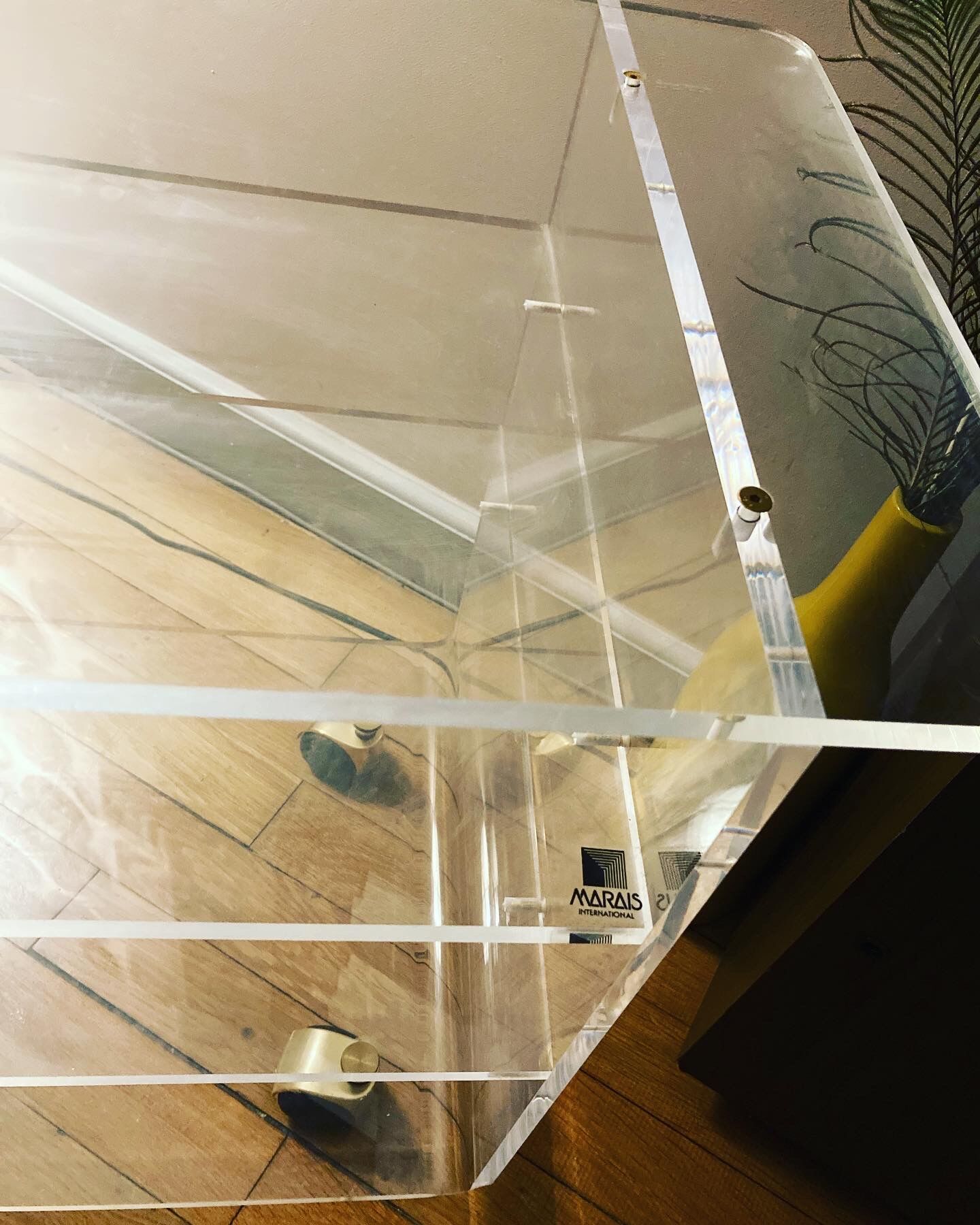 International Marais plexi service