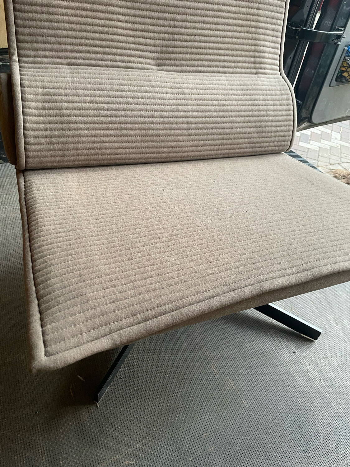 B&B Italia swiveling chair in beige hopsack