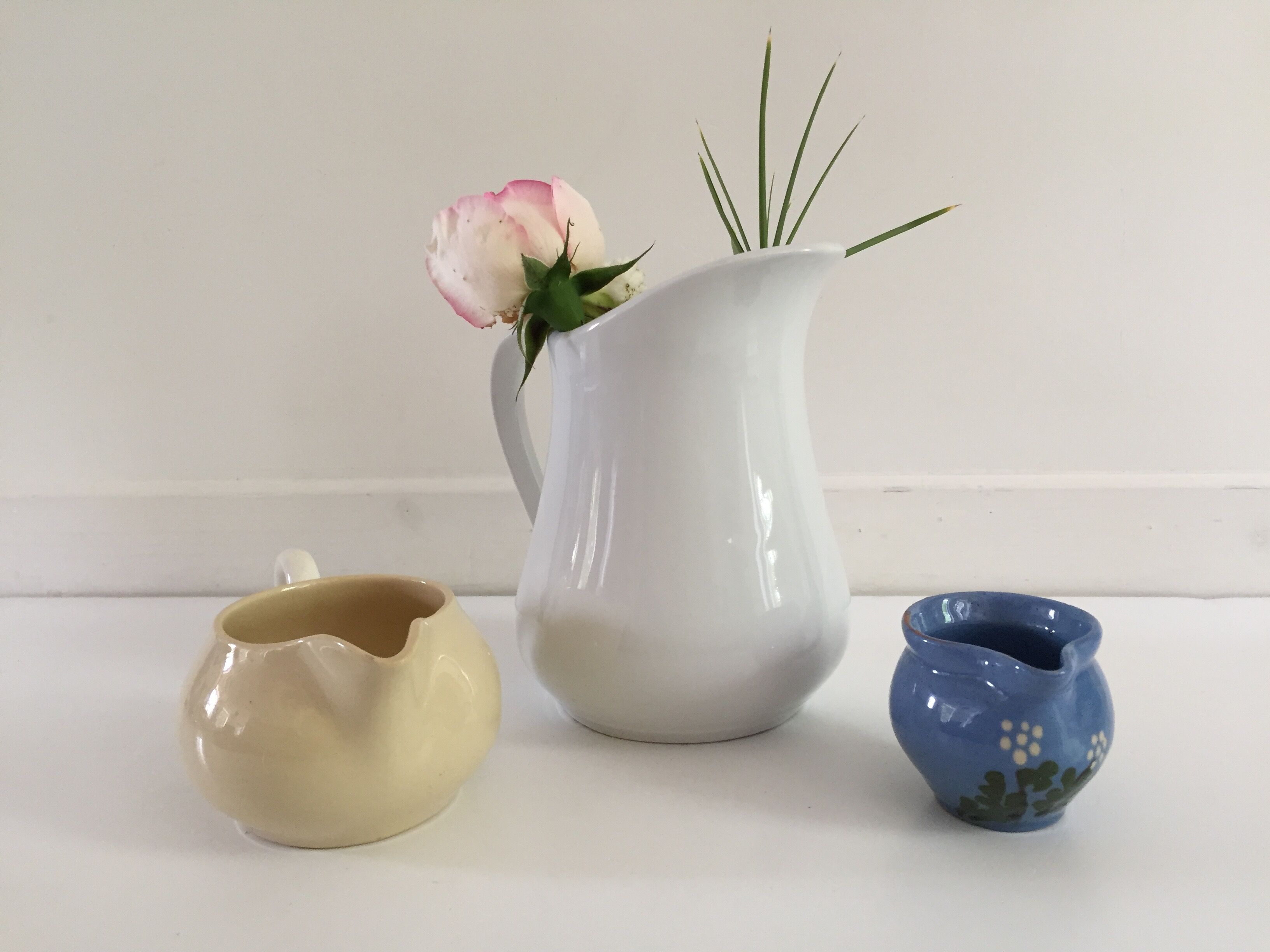 Set of 3 vintage pastels ceramic pitchers