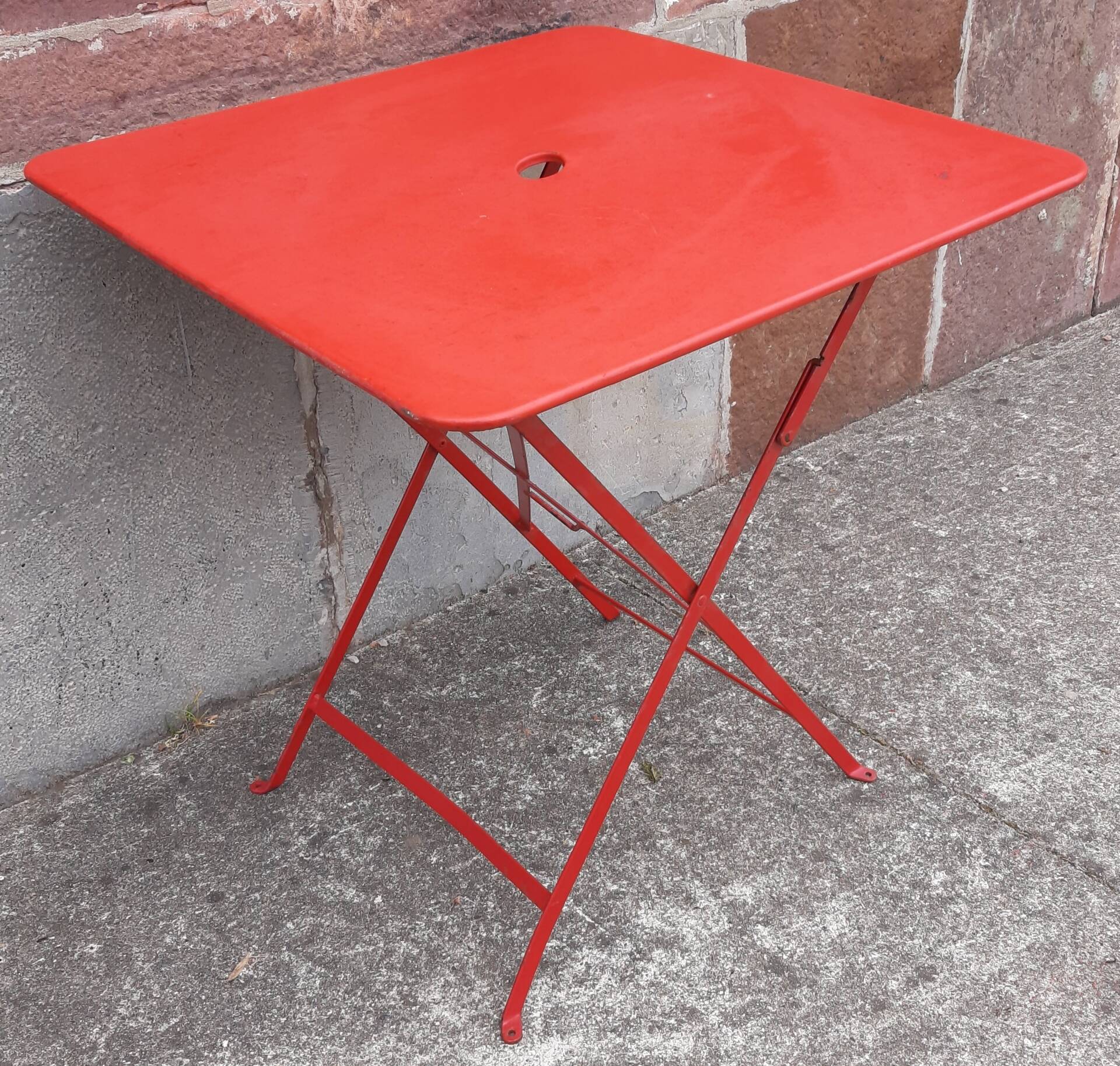 Folding bistro or garden table, made of metal. (Individually or in sets)