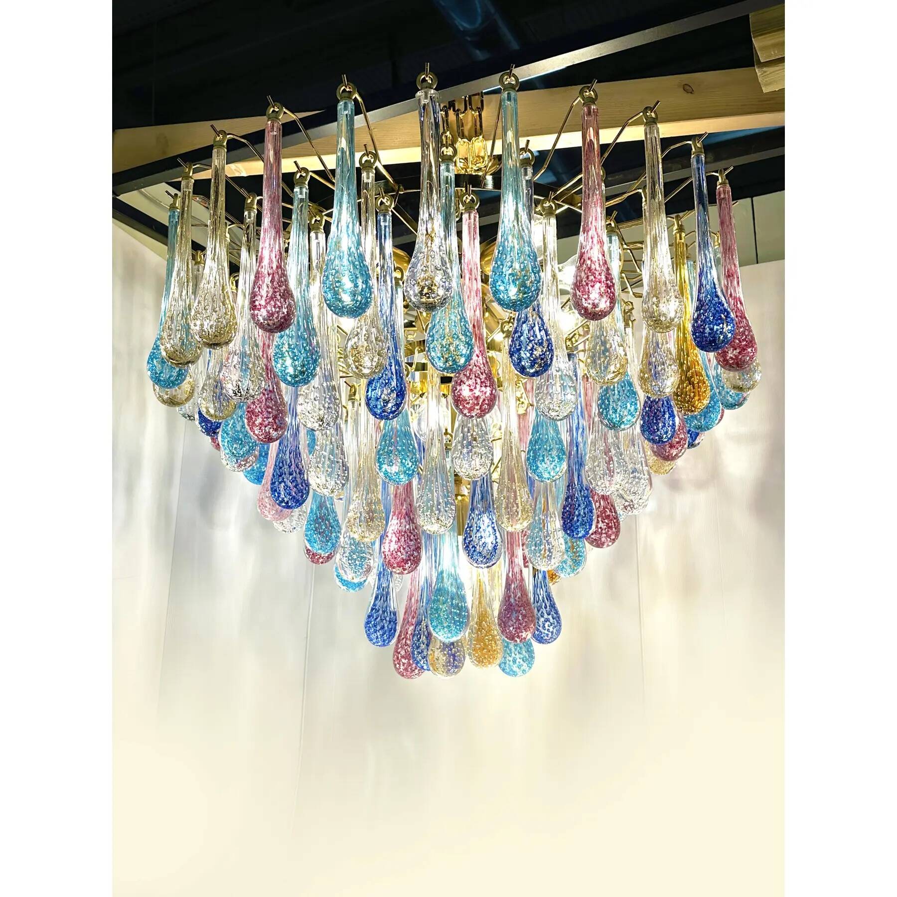 Grand Lustre en Verre de Murano Multicolore – Design Scénique