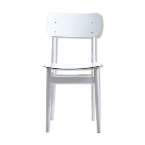 chaise blanche du milieu