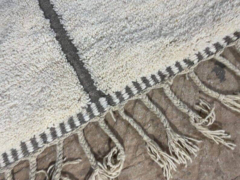Handmade pure wool carpet, Moroccan artisan, size 1.5/2.5 m.