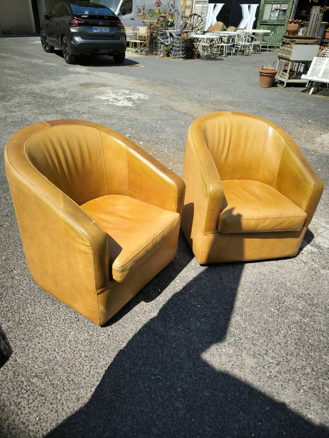Paire de Fauteuils cuir vers 1980