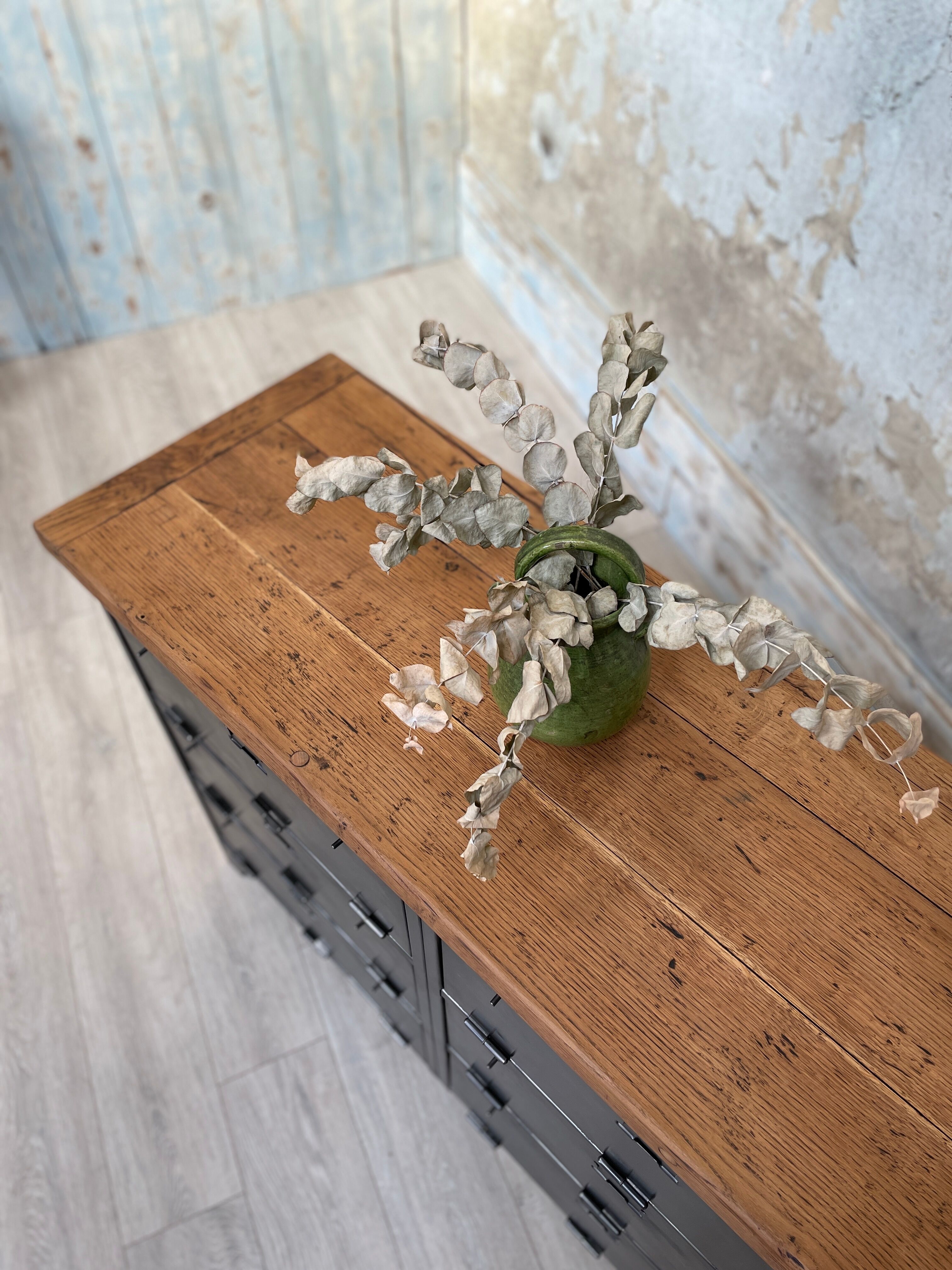 Industrial row in metal and oak.