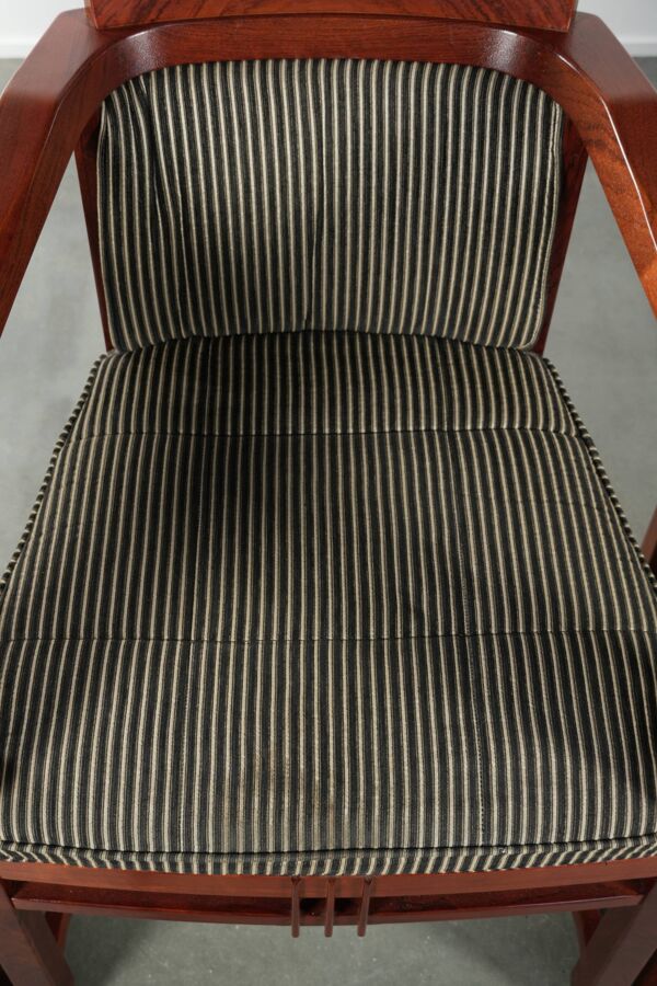 Ensemble de 4 chaises de salle à manger en tissu avec accoudoirs en bon état.