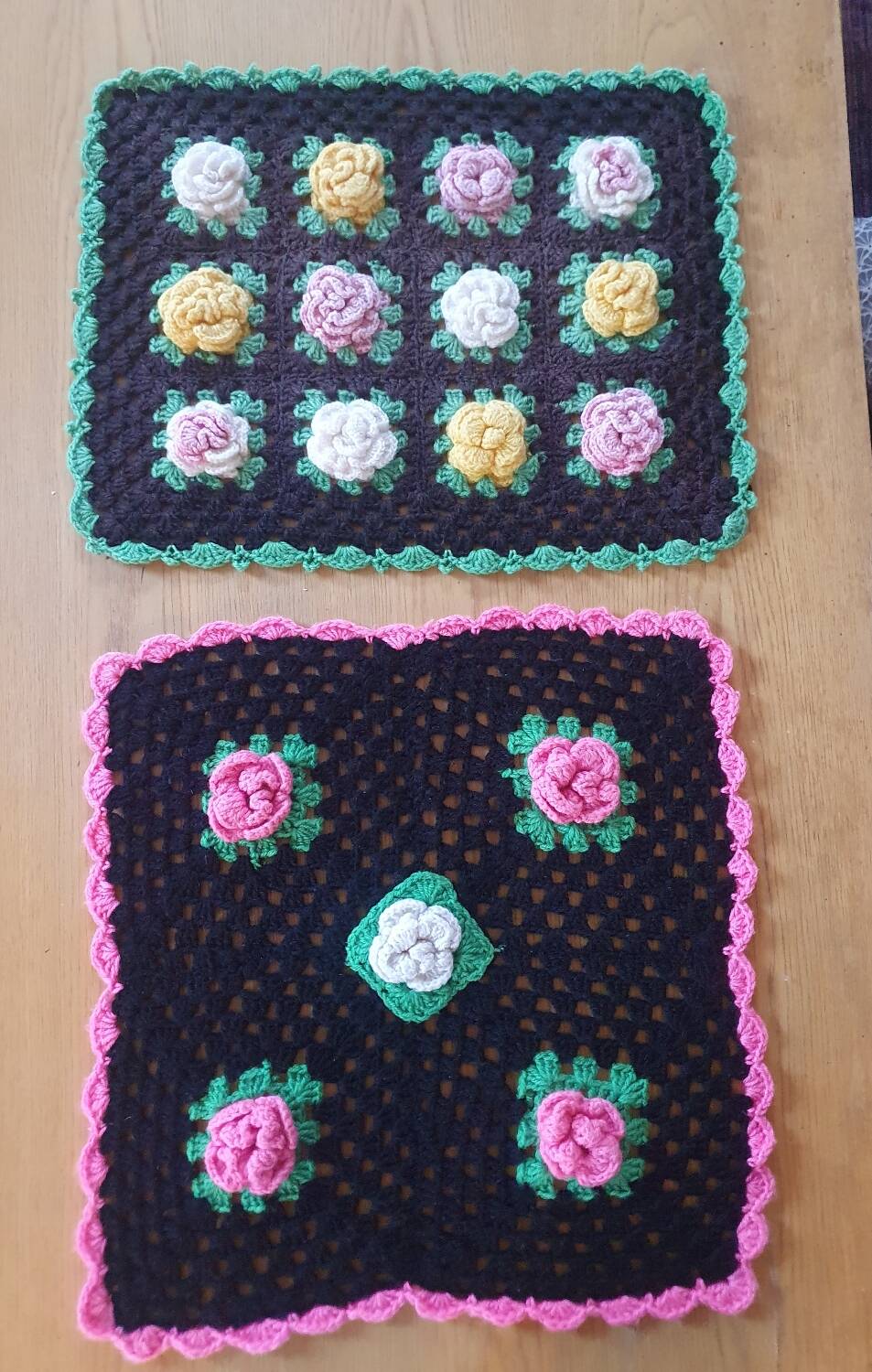 Set of 2 placemats in relief flowers crocheted vintage 70's hands