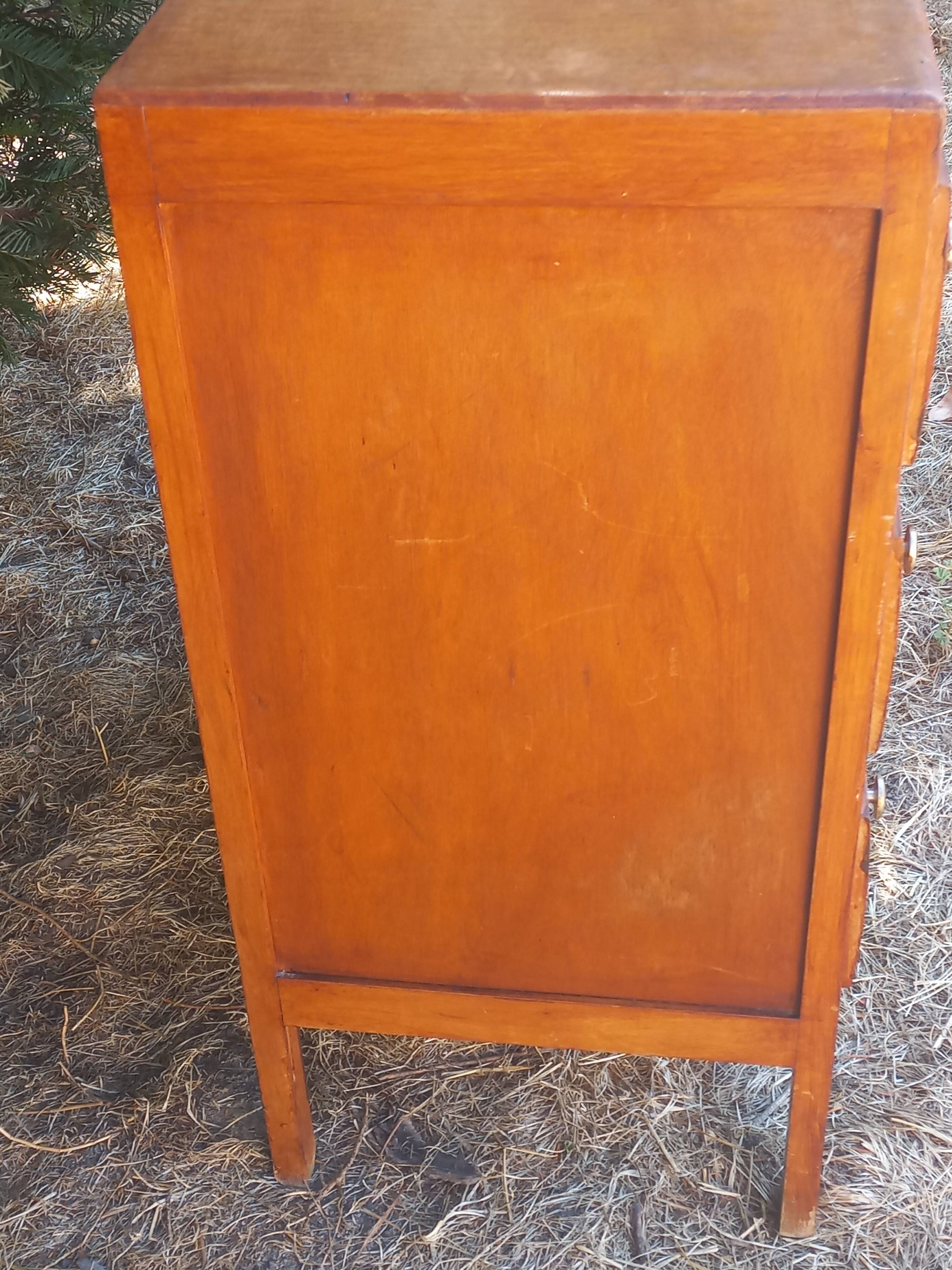 Vintage beech chest of drawers with 3 drawers from the 1950s.