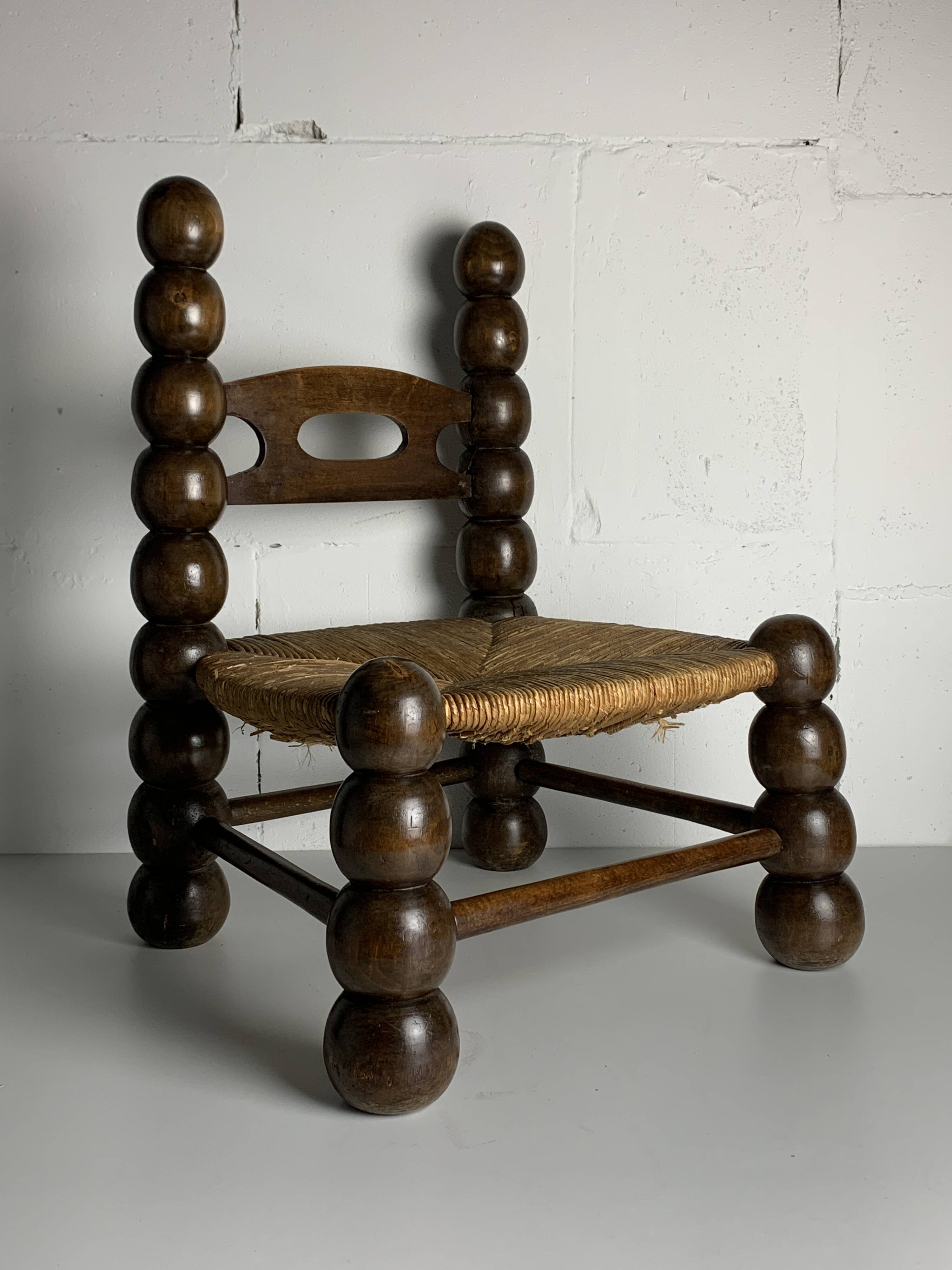 Chaise basse en bois tourné dans le style de Charles Dudouyt, France, années 1950