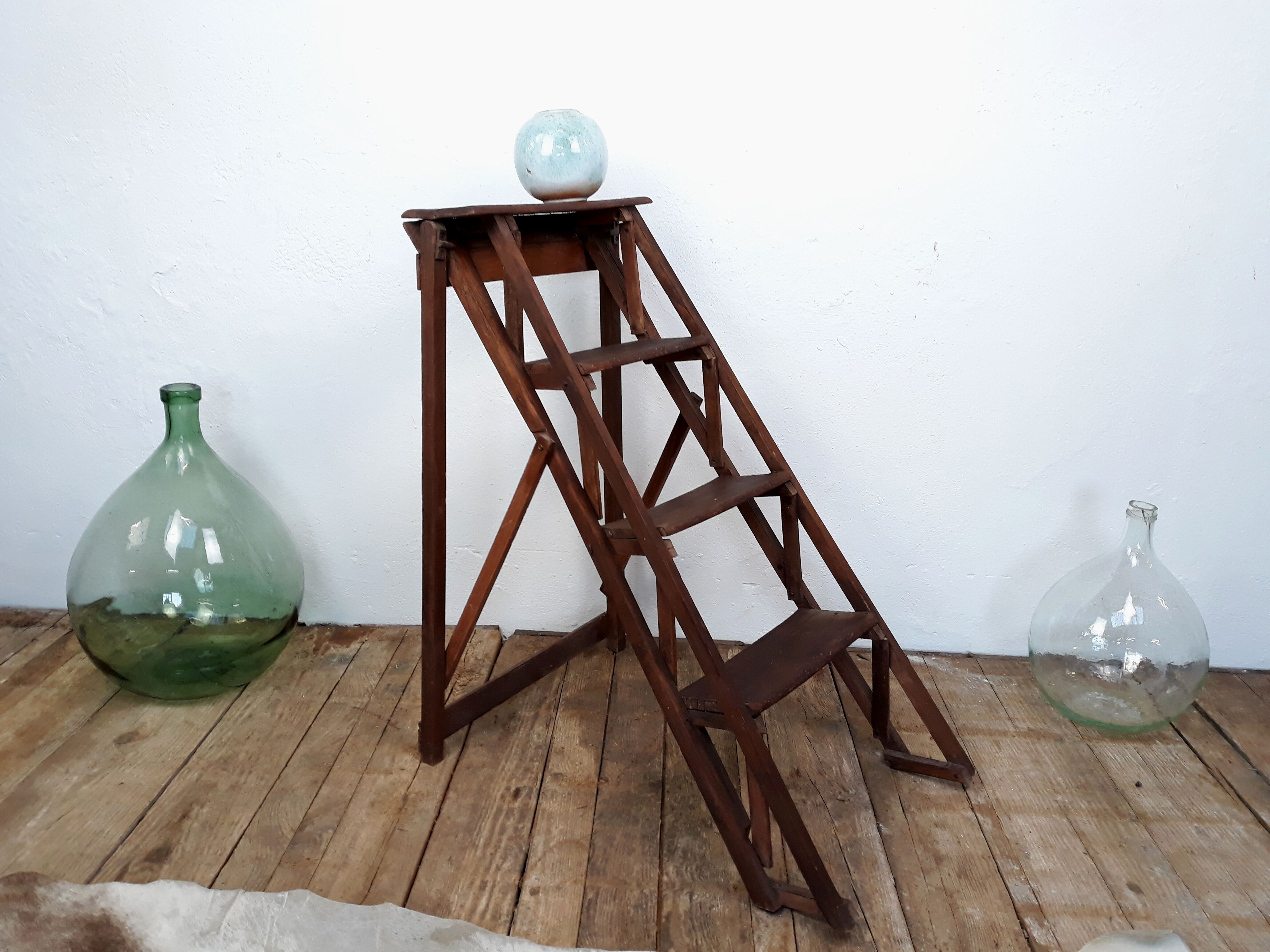 Former painter wooden stepladder