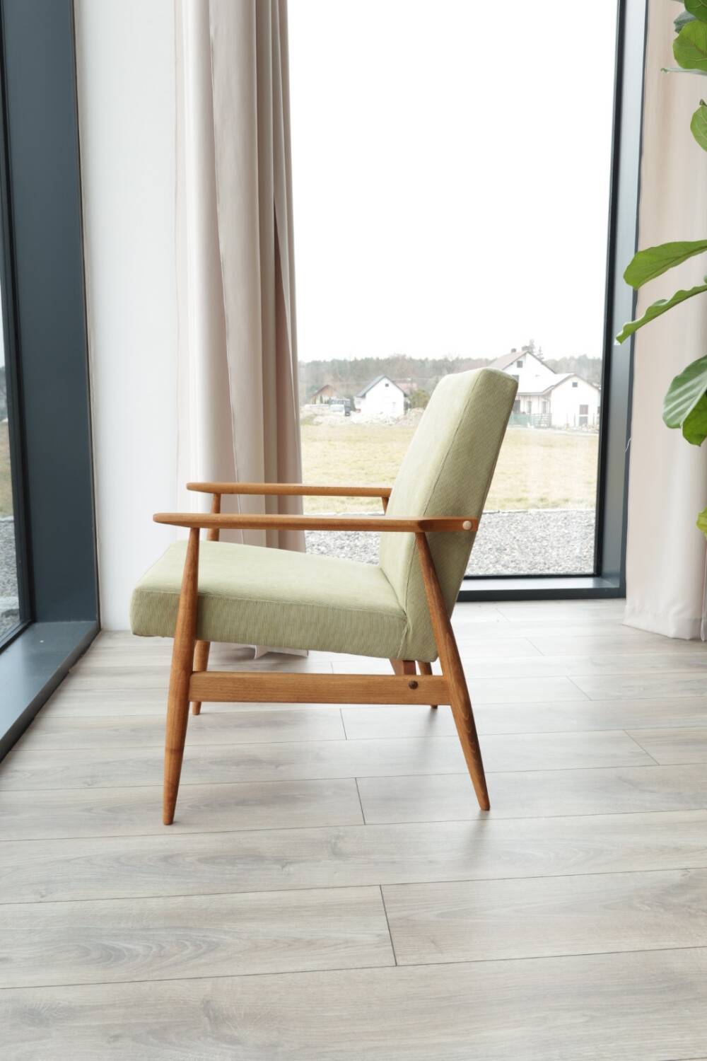 Fauteuil scandinave en bois avec repose-pieds vert olive