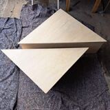 Table basse triangle travertin.