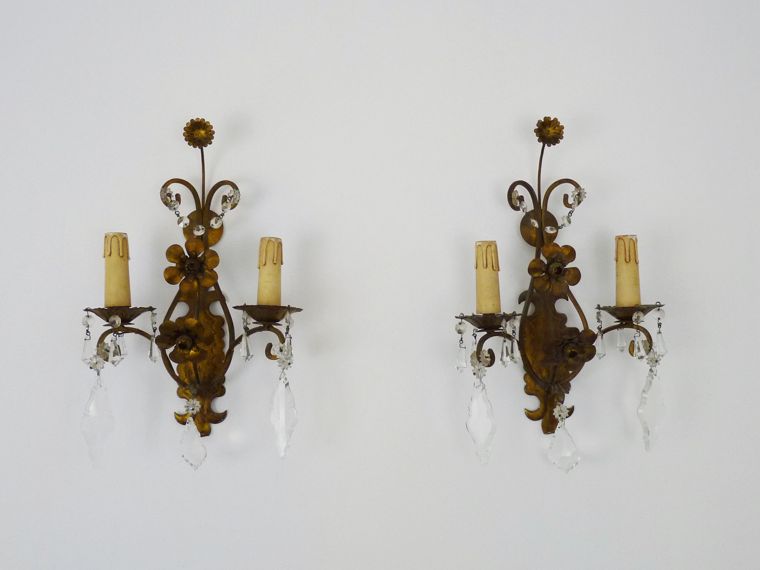Pair of vintage Italian wall lamps in gilded metal, glass grapevines. Year 60