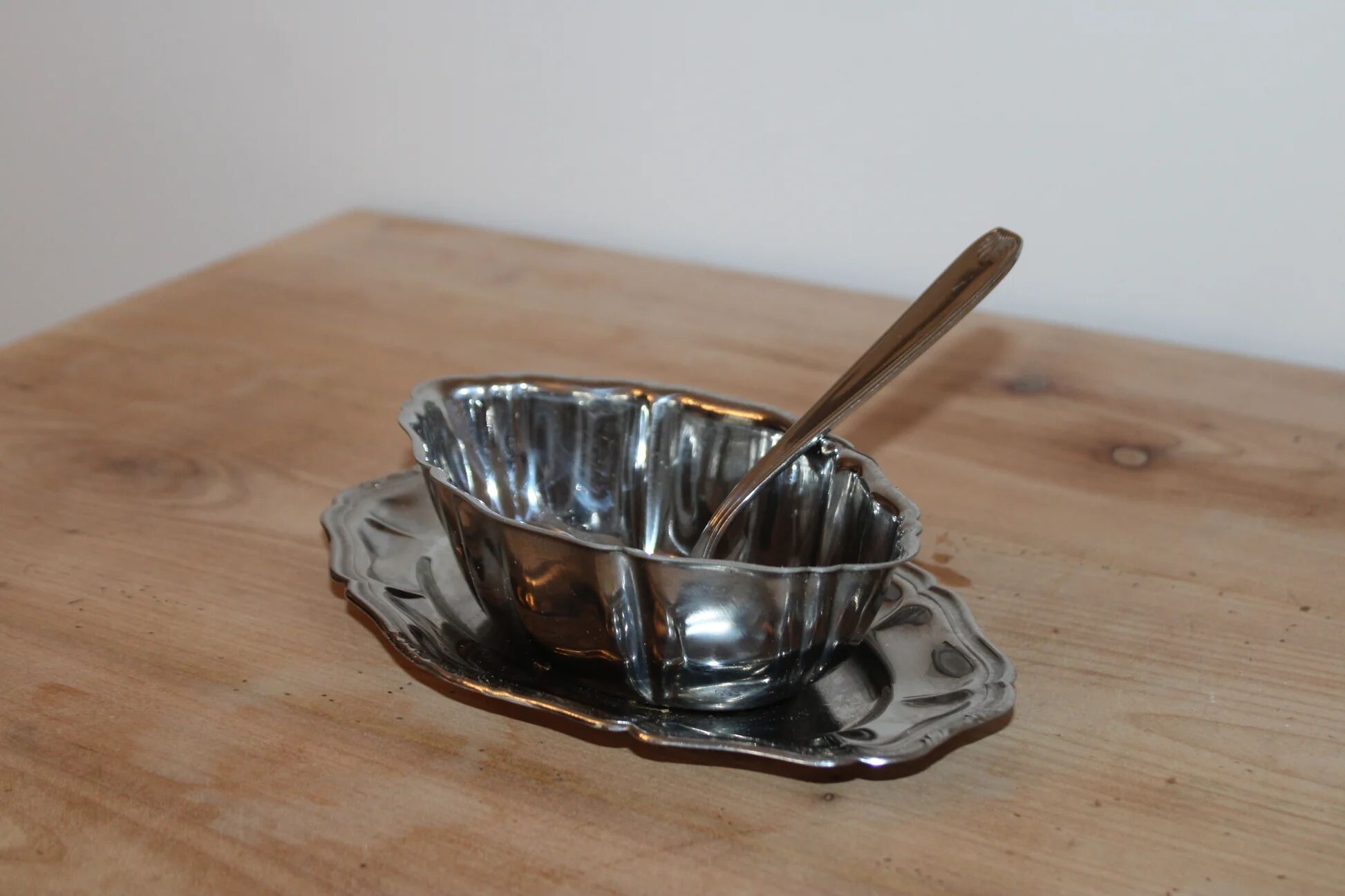Antique silver-plated sauce boat with sauce spoon – Attached tray in Louis XV style